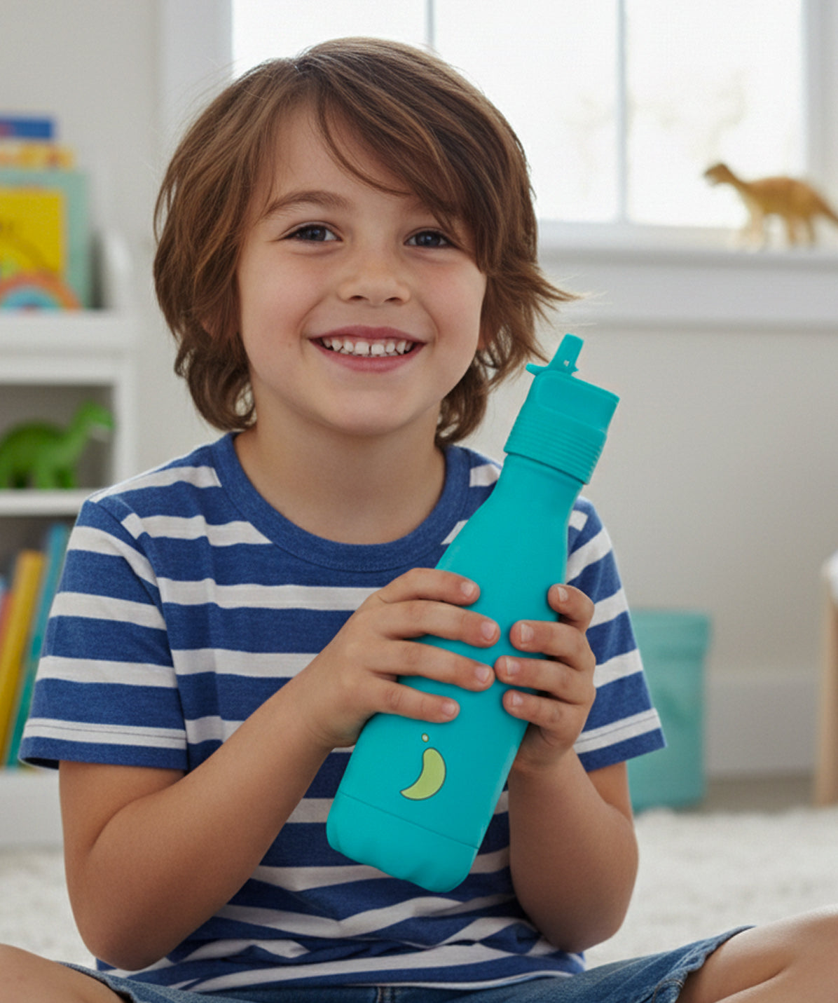 Botella termo Chilly's Kids infantil 350ml, color Lima. Acero inoxidable sin BPA. Niño sonriendo con su botella reutilizable Chilly's para el colegio. Frío 24h, Caliente 12h.