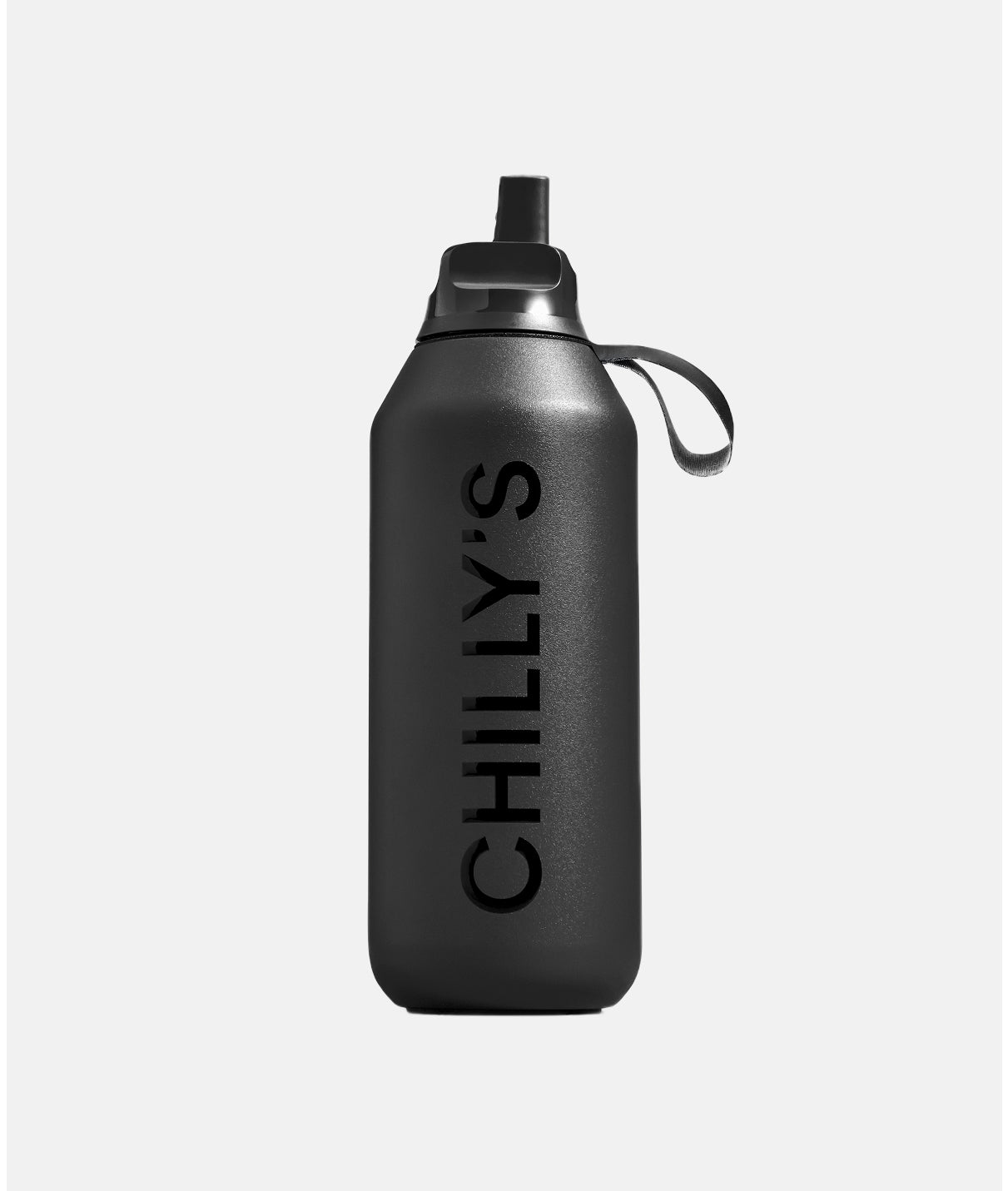 Vista del pico o boquilla del tapón Flip de la botella Chilly's negra, diseñada para beber con una sola mano.