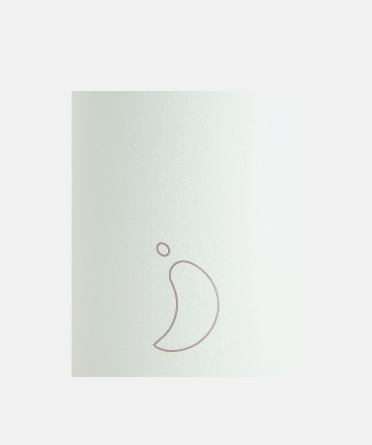 Detalle de la botella Chilly's Series 2 liso polen 350ml: primer plano del logo Chilly's con el diseño de gota/luna en la parte inferior central.