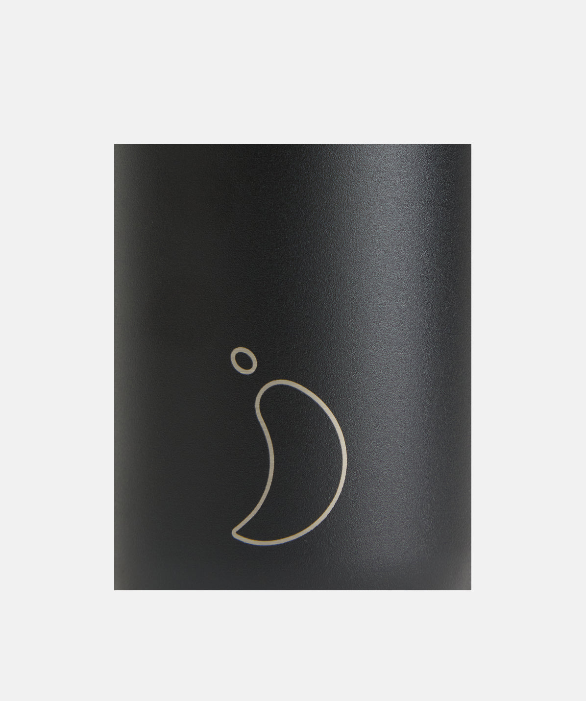 Vista central de la botella Chilly's negra de 1L, destacando el acabado liso y el tapón seguro.