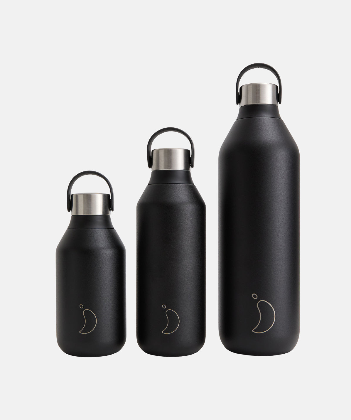 Botella Chilly's negra de 1L junto a la versión de 500ml y 350ml, mostrando las diferentes capacidades.