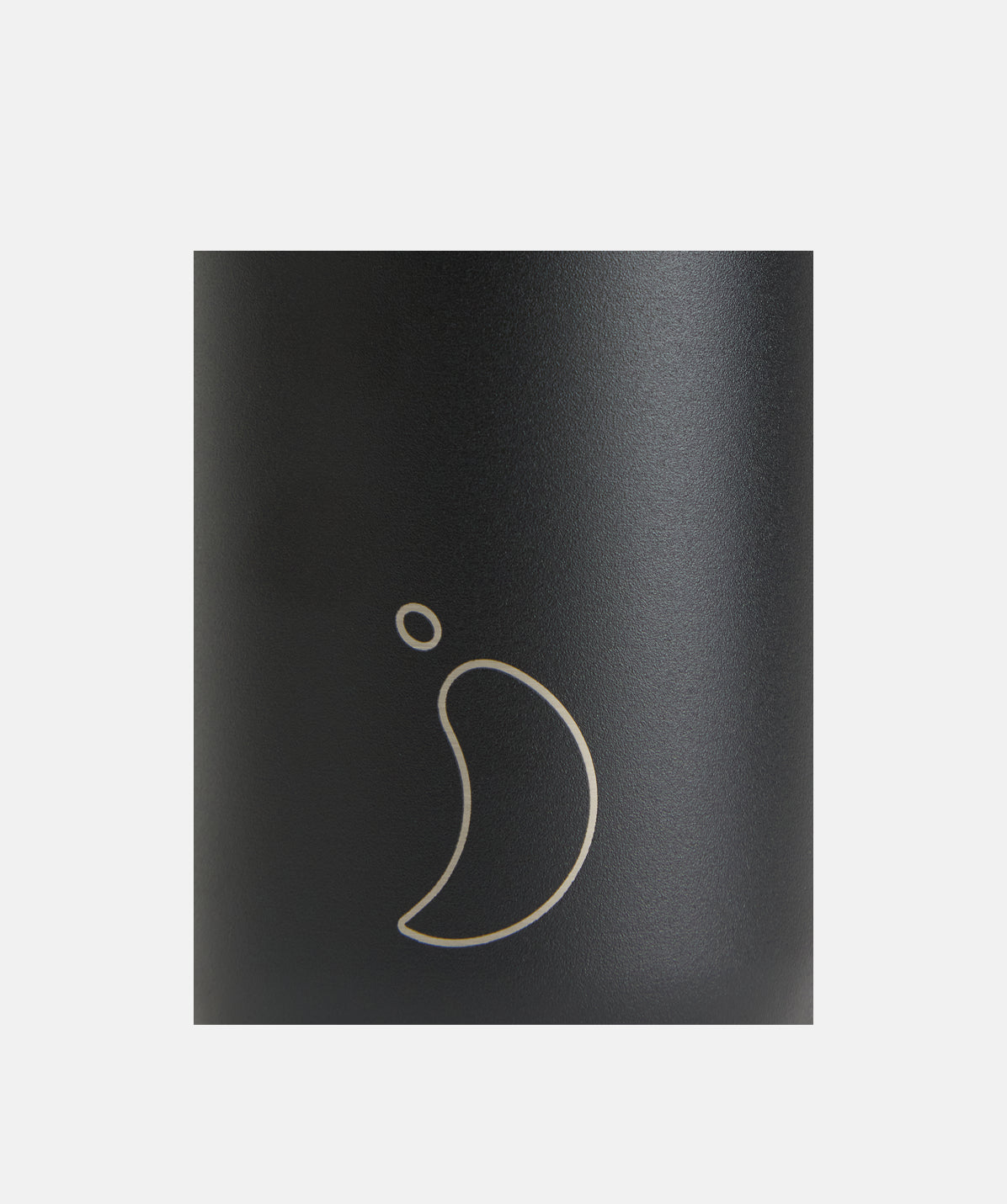 Vista central de la botella Chilly's negra, destacando el contorno para un agarre suave y ergonómico.