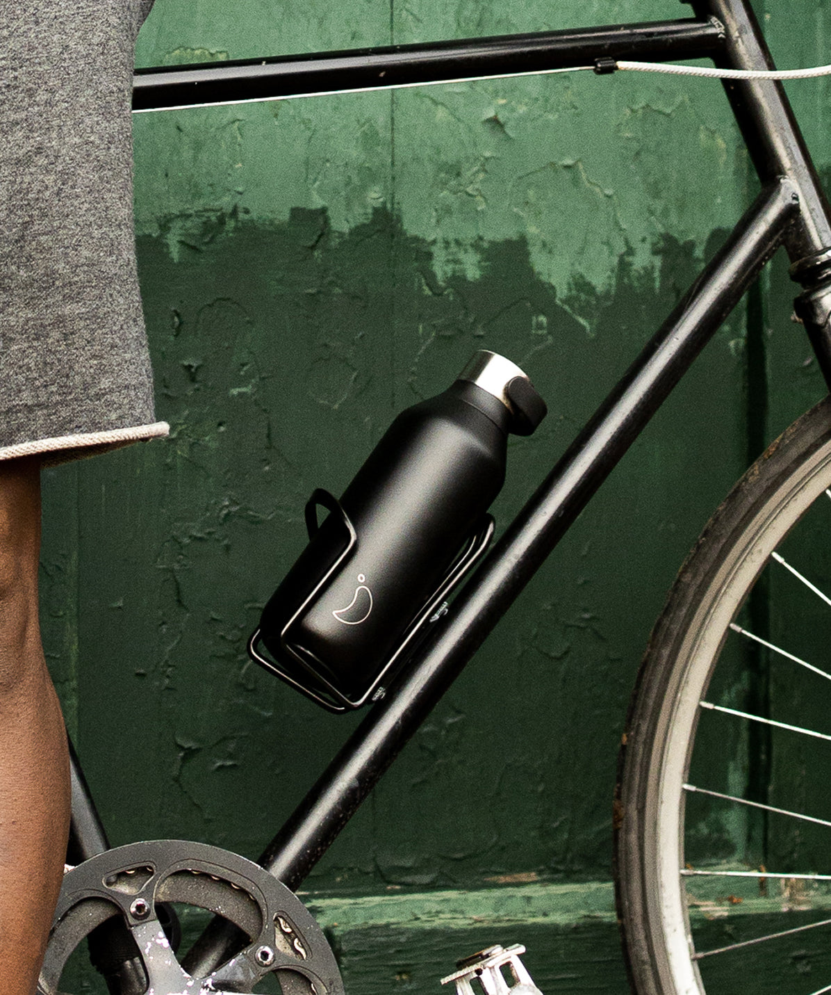 Botella Chilly's Serie 2 negra en un contexto de deporte/gimnasio, ideal para mantener el agua fría durante el ejercicio.