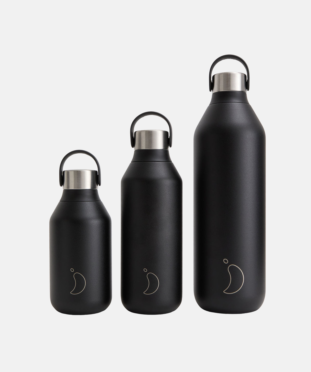 Botella Chilly's Serie 2 negra de 500ml junto a la versión de 1 litro y 350ml, mostrando las diferencias de capacidad.