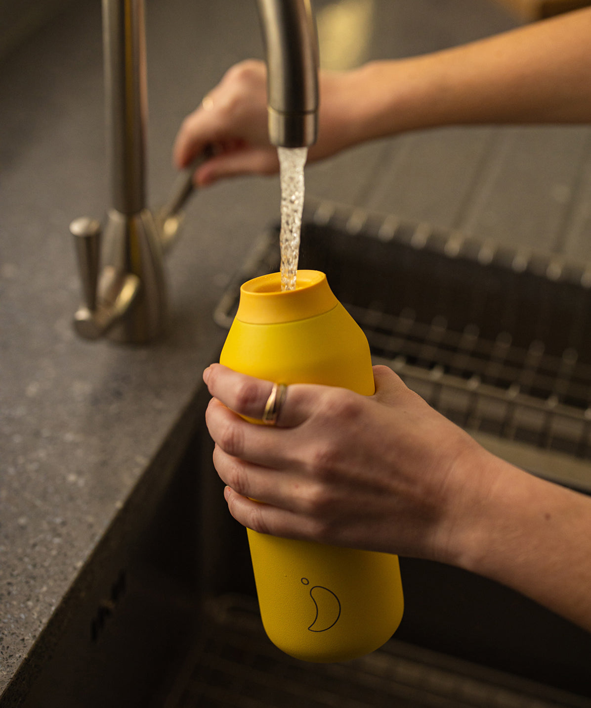 Botella Chilly's Serie 2 color Polen de 500ml, ideal para transportar agua o bebidas frías durante el día.