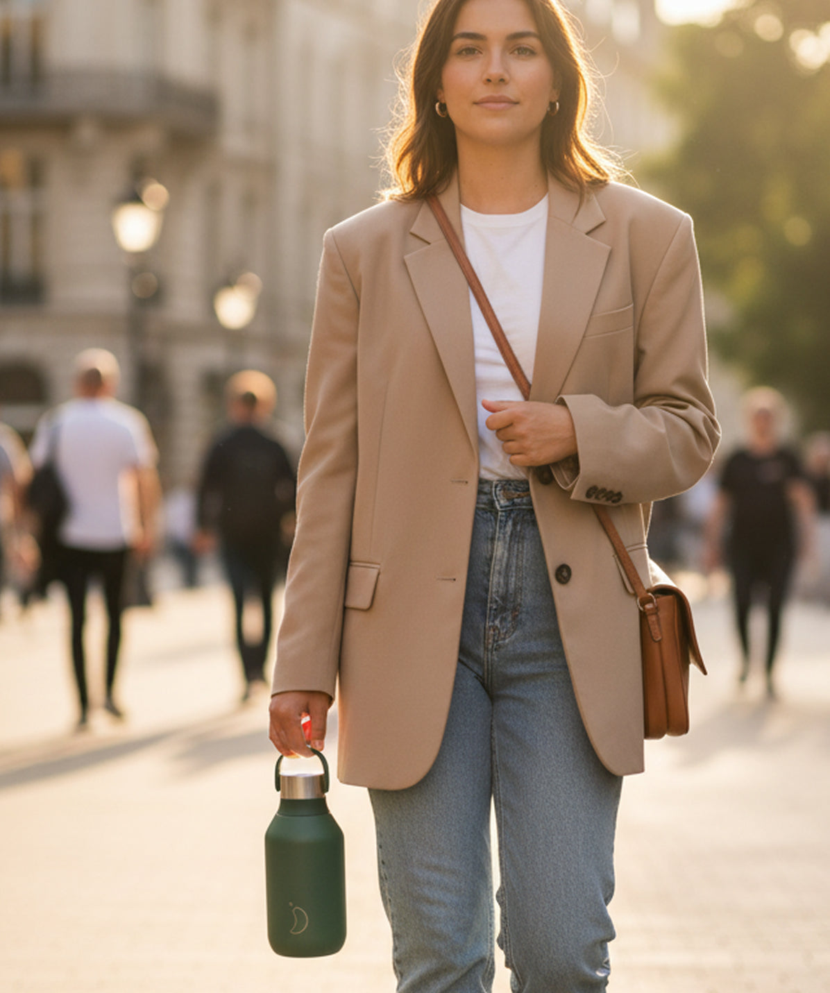 Botella Chilly's Serie 2 Verde Pino 350ml. Botella termo de acero inoxidable, a prueba de fugas, para un estilo de vida urbano. Mujer usando su Chilly's Serie 2 caminando por la ciudad.