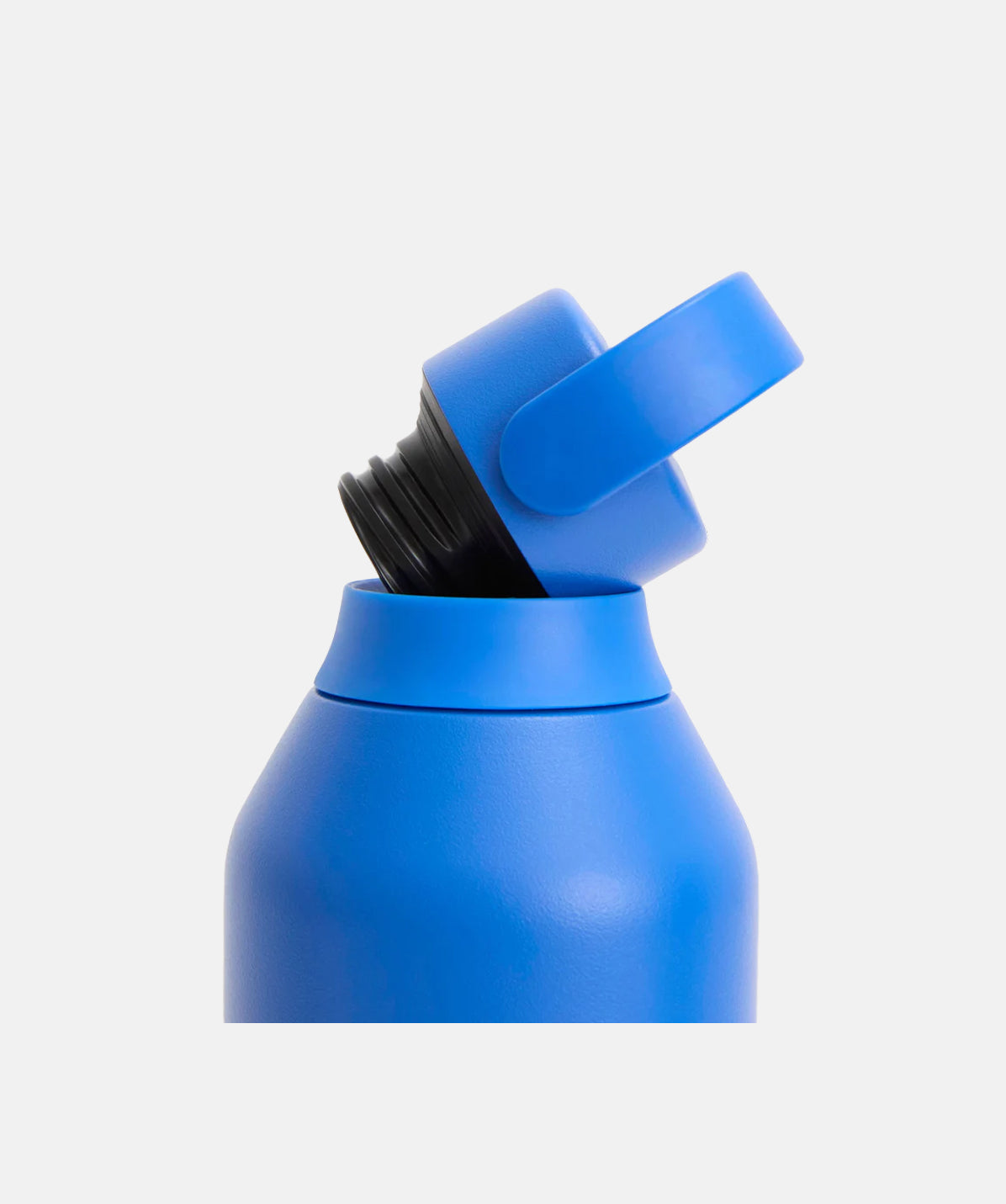 Detalle de la boquilla abierta en la botella Chilly's Serie 3 Azul Pacífico 500ml.