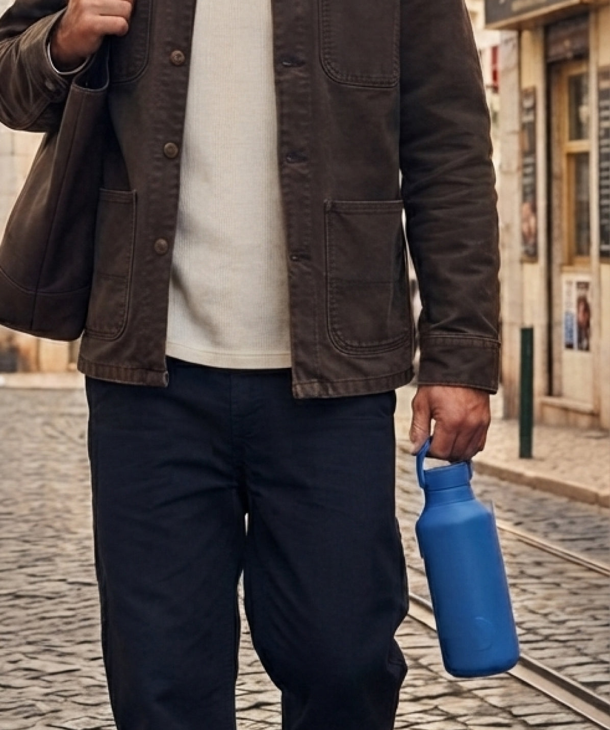 Botella Chilly's Serie 3 Azul Pacífico 500ml sostenida en mano en un entorno urbano.