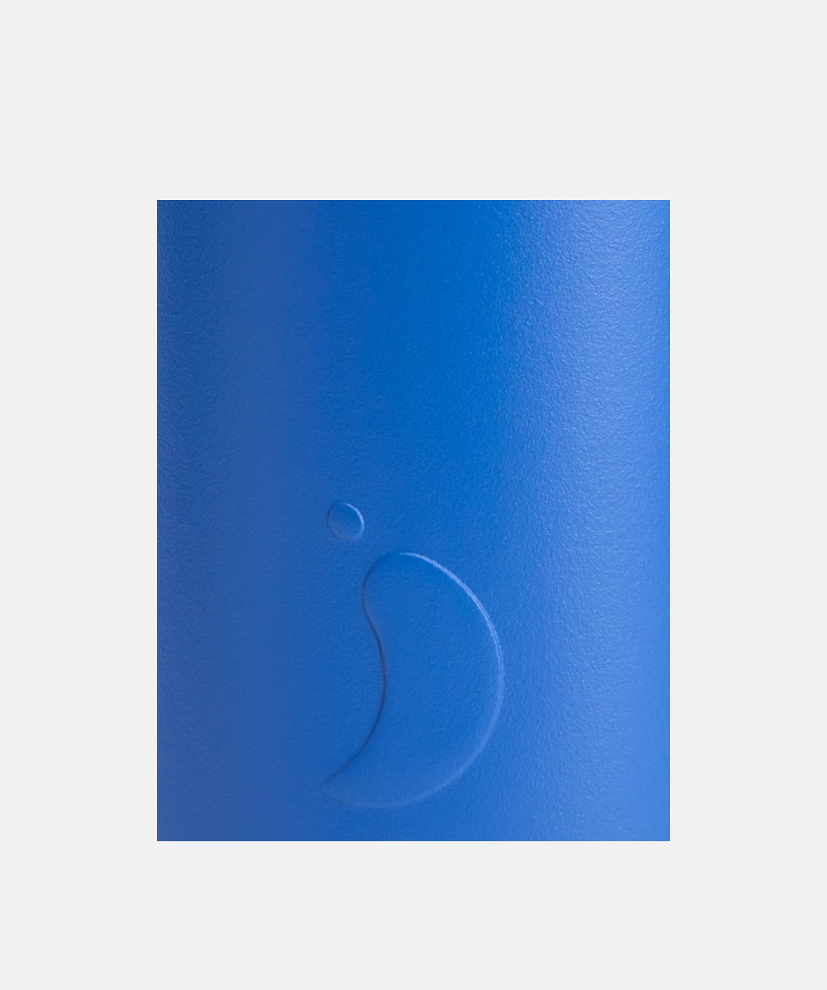 Logotipo oficial de Chilly's sobre el acabado Azul Pacífico de la botella Serie 3 500ml.