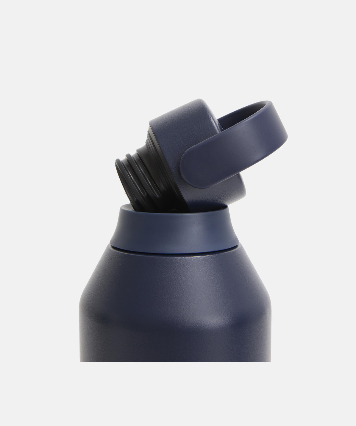 Detalle técnico de la tapa de la Serie 3 Astral 1000ml, diseñada para mantener la temperatura y evitar derrames.