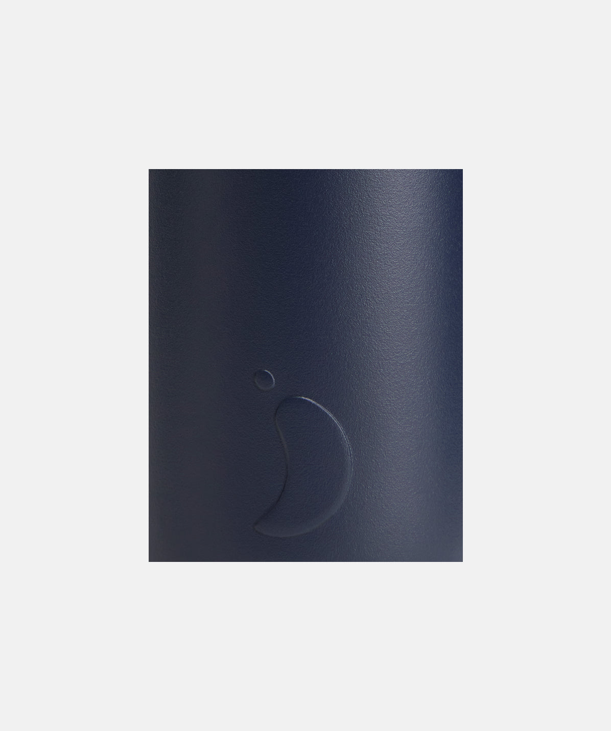 Detalle del centro de la botella Chilly's Serie 3 Astral 1000ml con el logo de la marca.