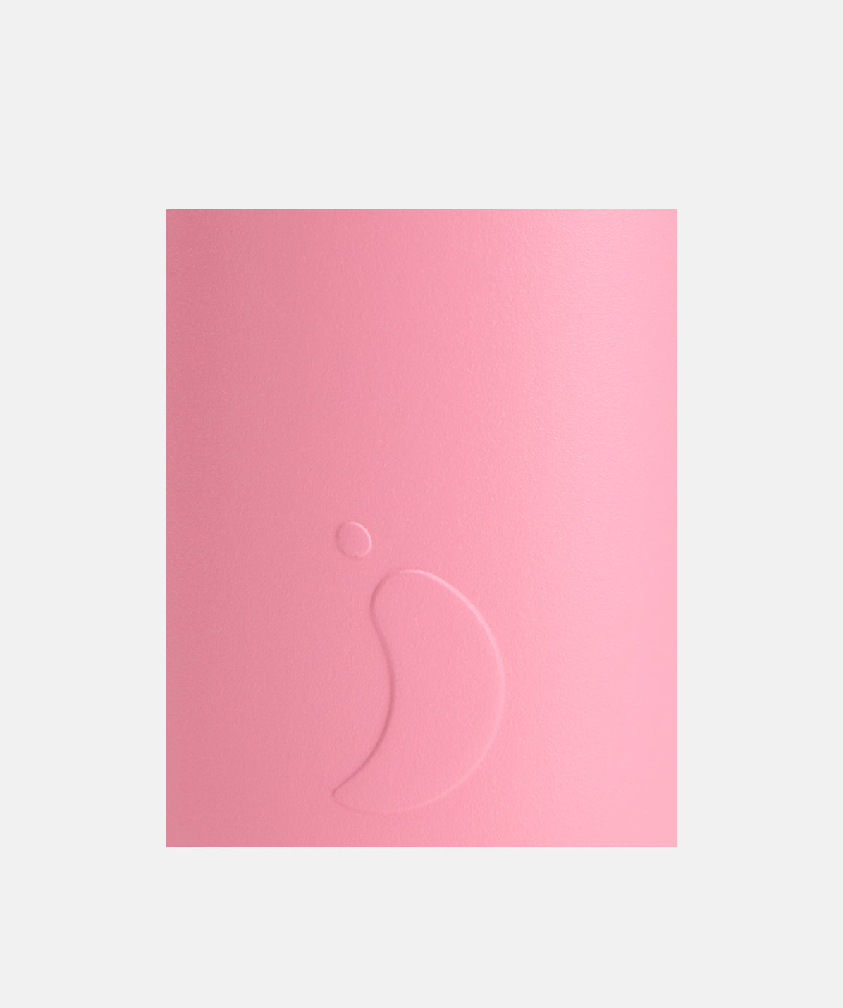 Primer plano del logo Chilly's sobre el cuerpo de la botella Serie 3 Rosa Lotus 500ml.