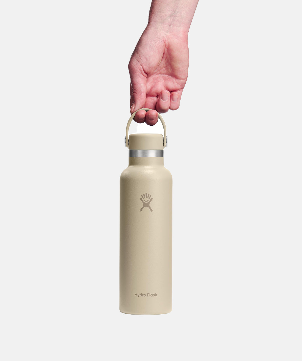 Botella Hydro Flask Standard Flex Cap color Oat 21oz, acero inoxidable, vista en mano. Tapa con asa superior.