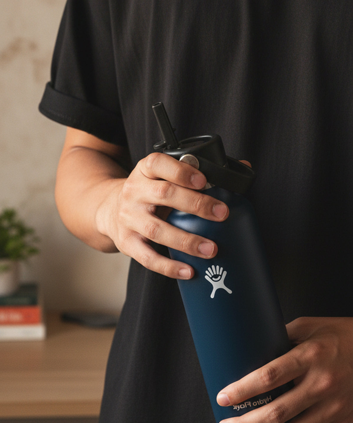 Termo Hydro Flask 21 oz Standard Straw Cap Indigo en manos de un hombre. Botella con pajita ideal para llevar y beber sin derrames.