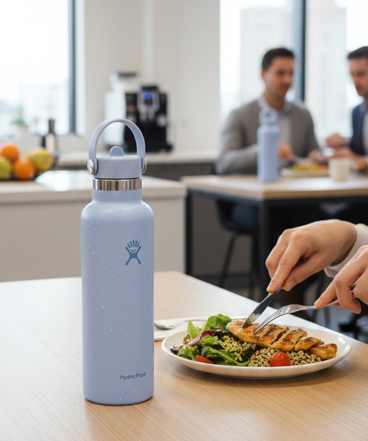 Botella Hydro Flask Standard Flex Straw Cap Surf 21oz en una mesa. Ideal para beber mientras se come.