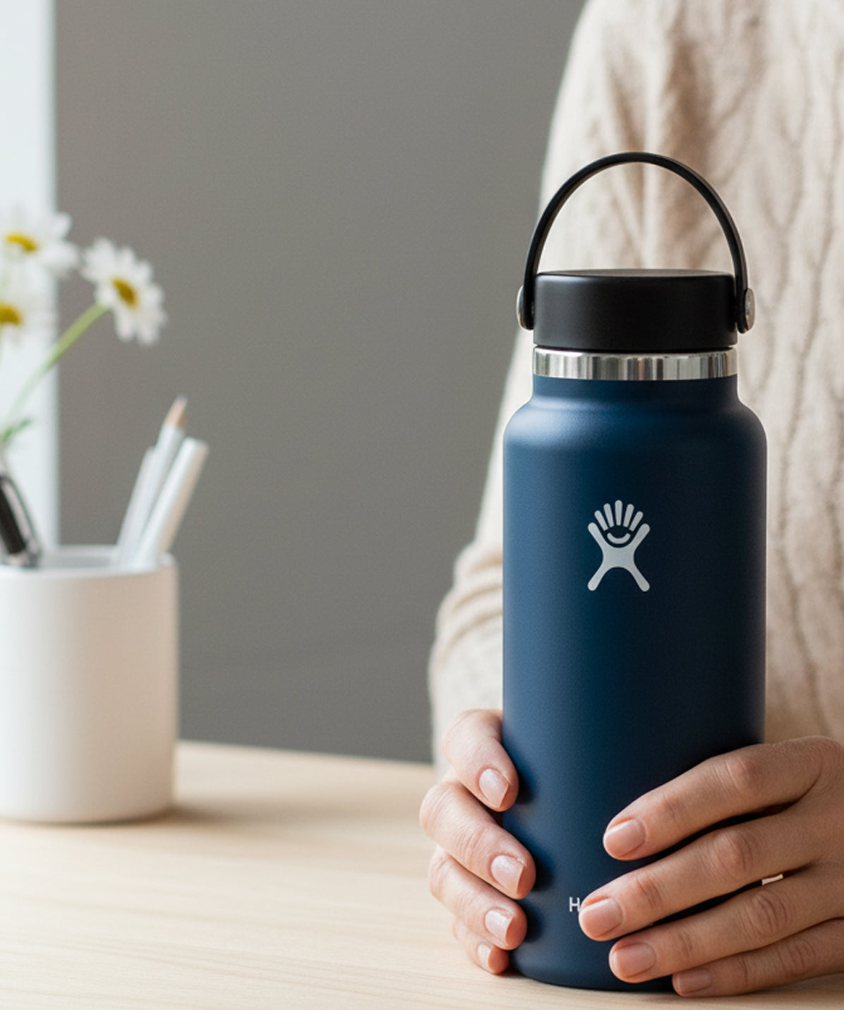 Botella Hydro Flask 32 oz Wide Flex Cap Indigo en manos. Botella de boca ancha y doble pared ideal para hidratación diaria en casa.