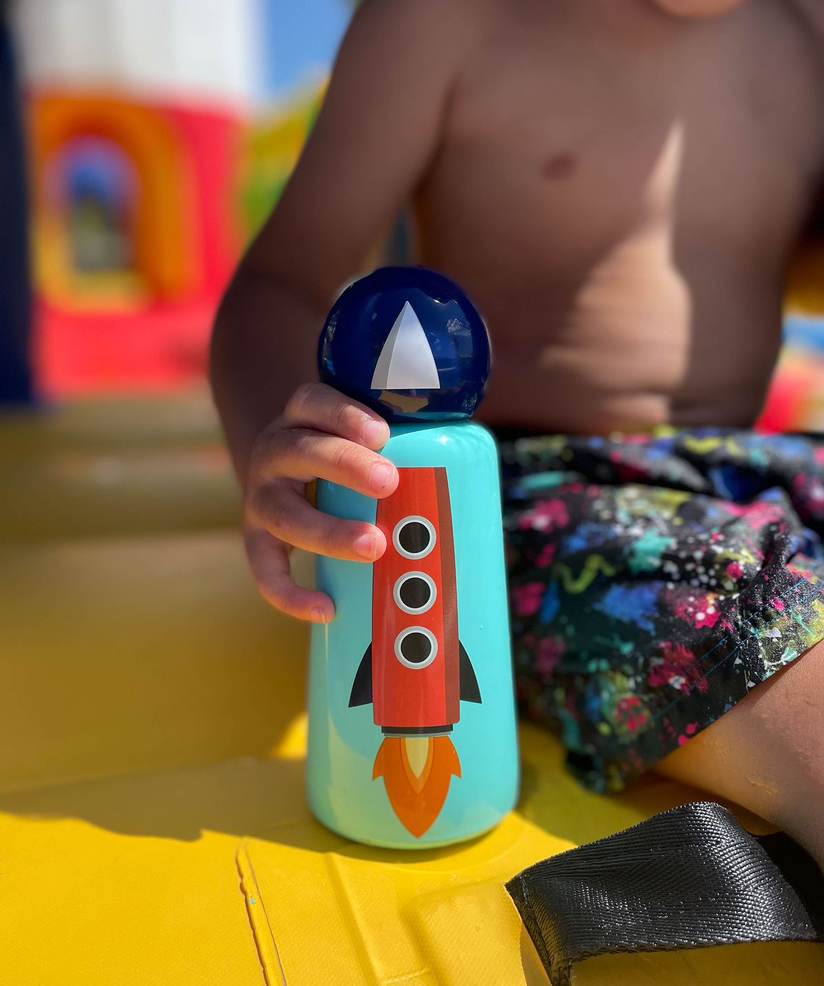 Botella Lund Rocket cohete 300ml. Sujeta por persona en exterior. Accesorio compacto y liviano de diseño.