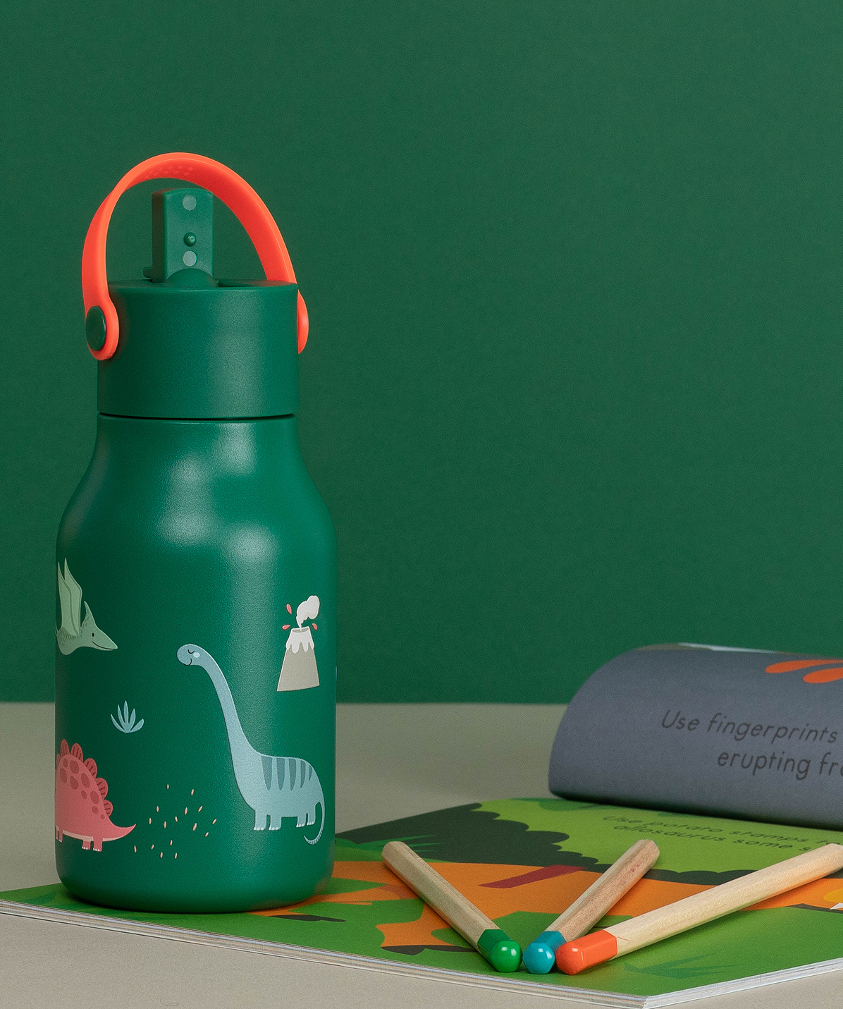 Botella Lund Dino 400ml en un escritorio. Perfecto para niños durante sus tareas o tiempo de juego.