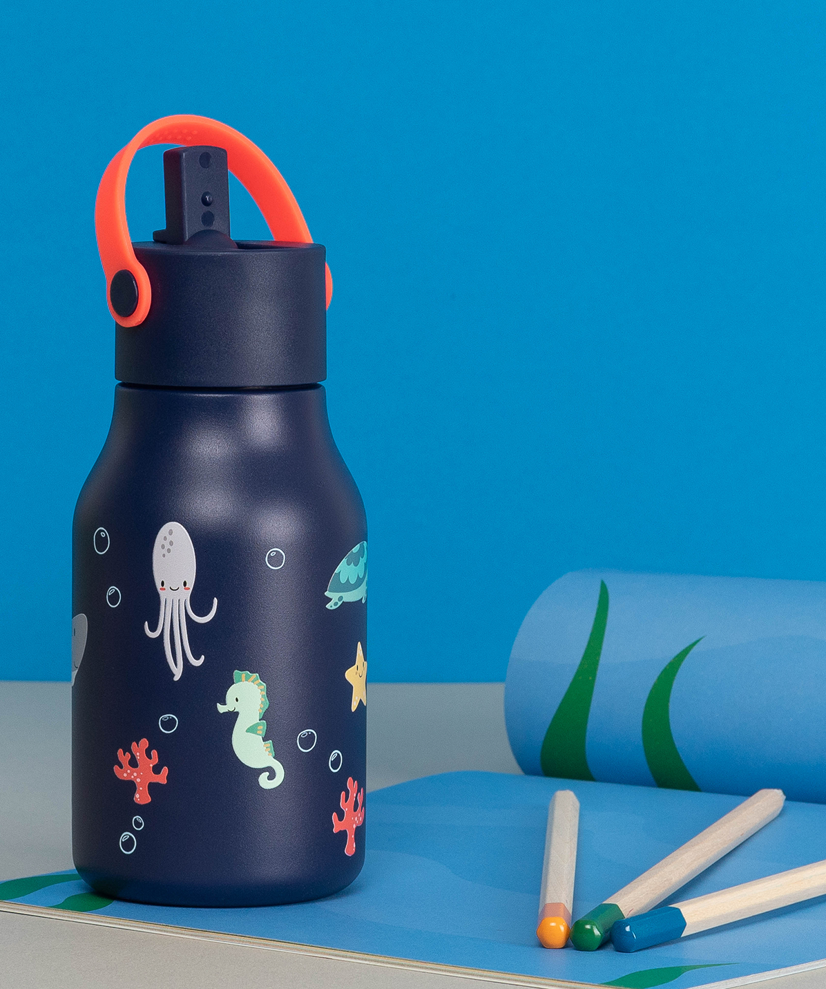 Botella Lund Ocean 400ml en un escritorio. Mantiene las bebidas frías para los niños en casa o la escuela.