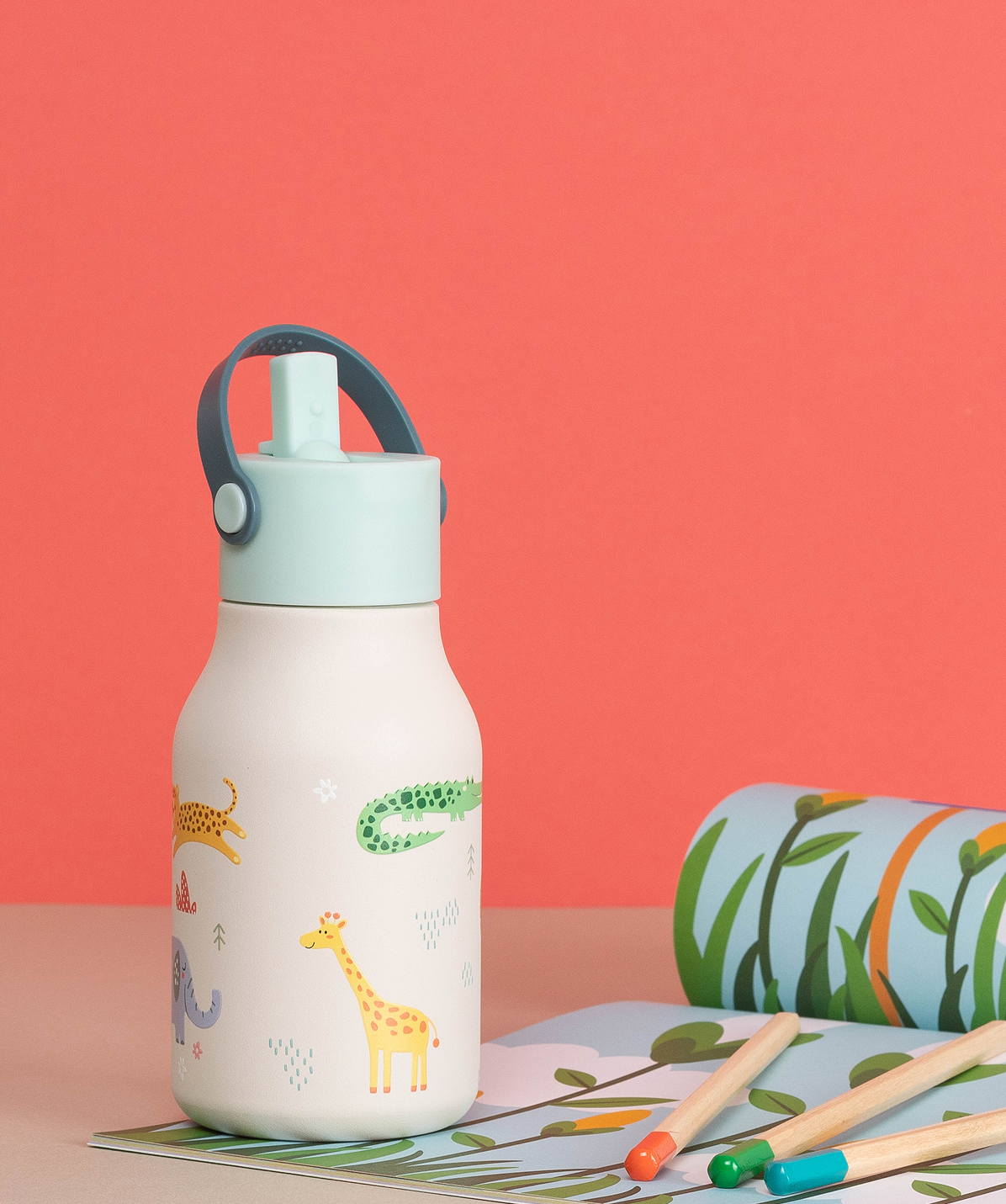 Botella Lund Safari 400ml sobre un escritorio. Perfecta para niños mientras estudian o dibujan en casa.