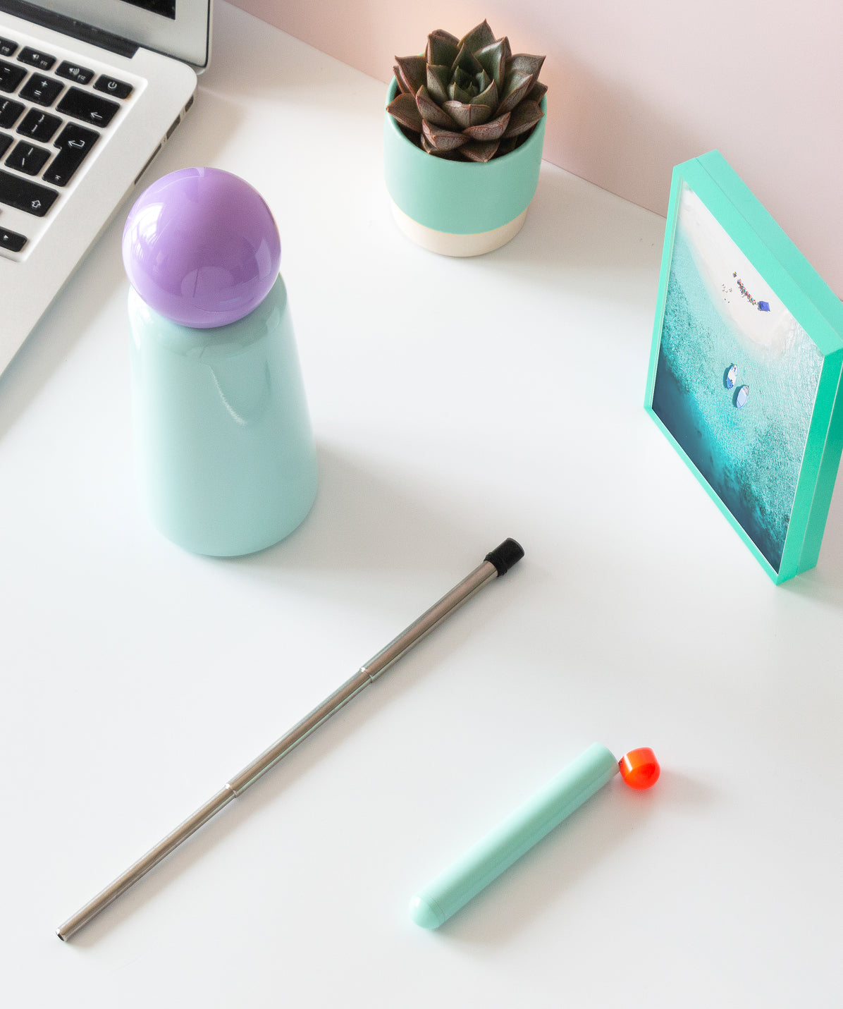 Botella Lund Skittle mini 300ml, menta y lila, ideal para beber desde el escritorio con estilo.