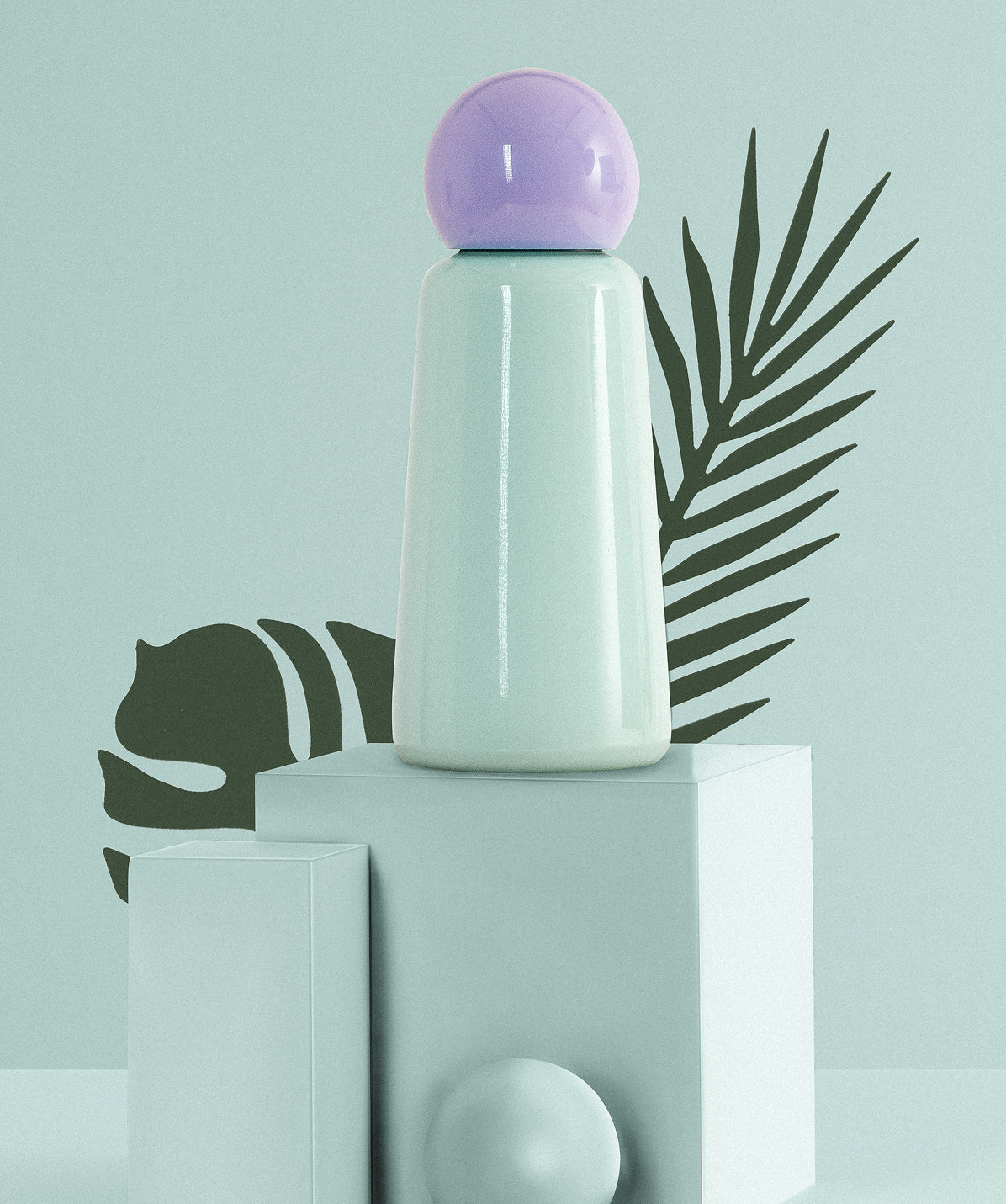 Lifestyle de la botella Skittle mini de Lund Design Collection de color menta y lila, tamaño 300ml.