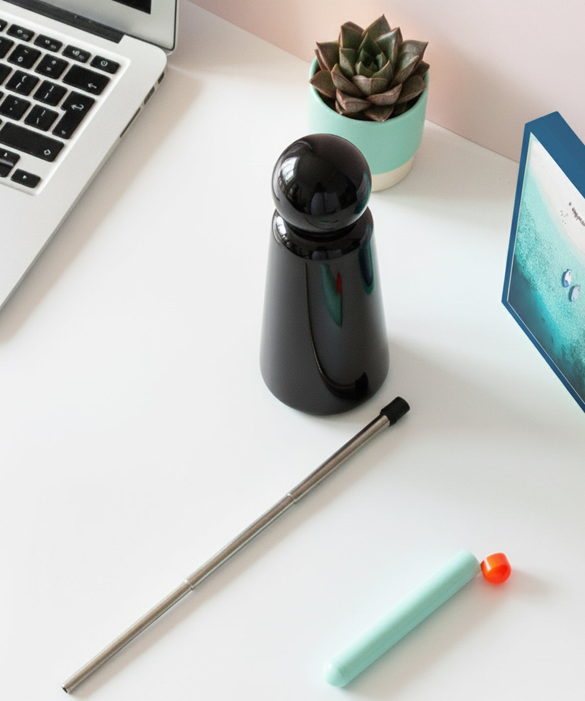 Botella Lund Skittle 500ml, fabricada en acero inoxidable y recubierta en pintura negra, ideal para mantenerse hidratado mientras trabajas.