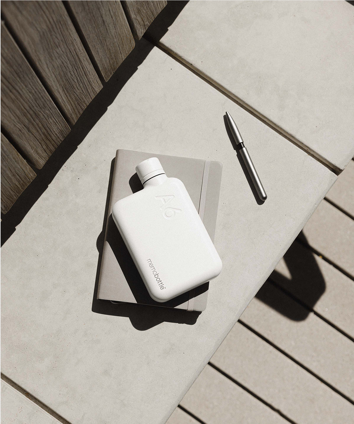 Memobottle A6 blanca de acero, 500ml, forma plana ideal para llevar en el maletín o escritorio sin notar su presencia.