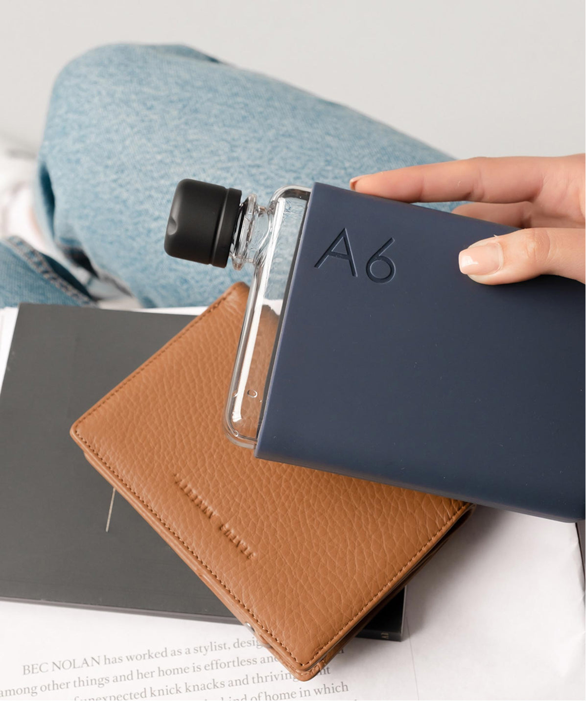 Memobottle A6 azul (375ml) con funda de silicona, diseño plano ideal para tenerla en el escritorio sin que estorbe.