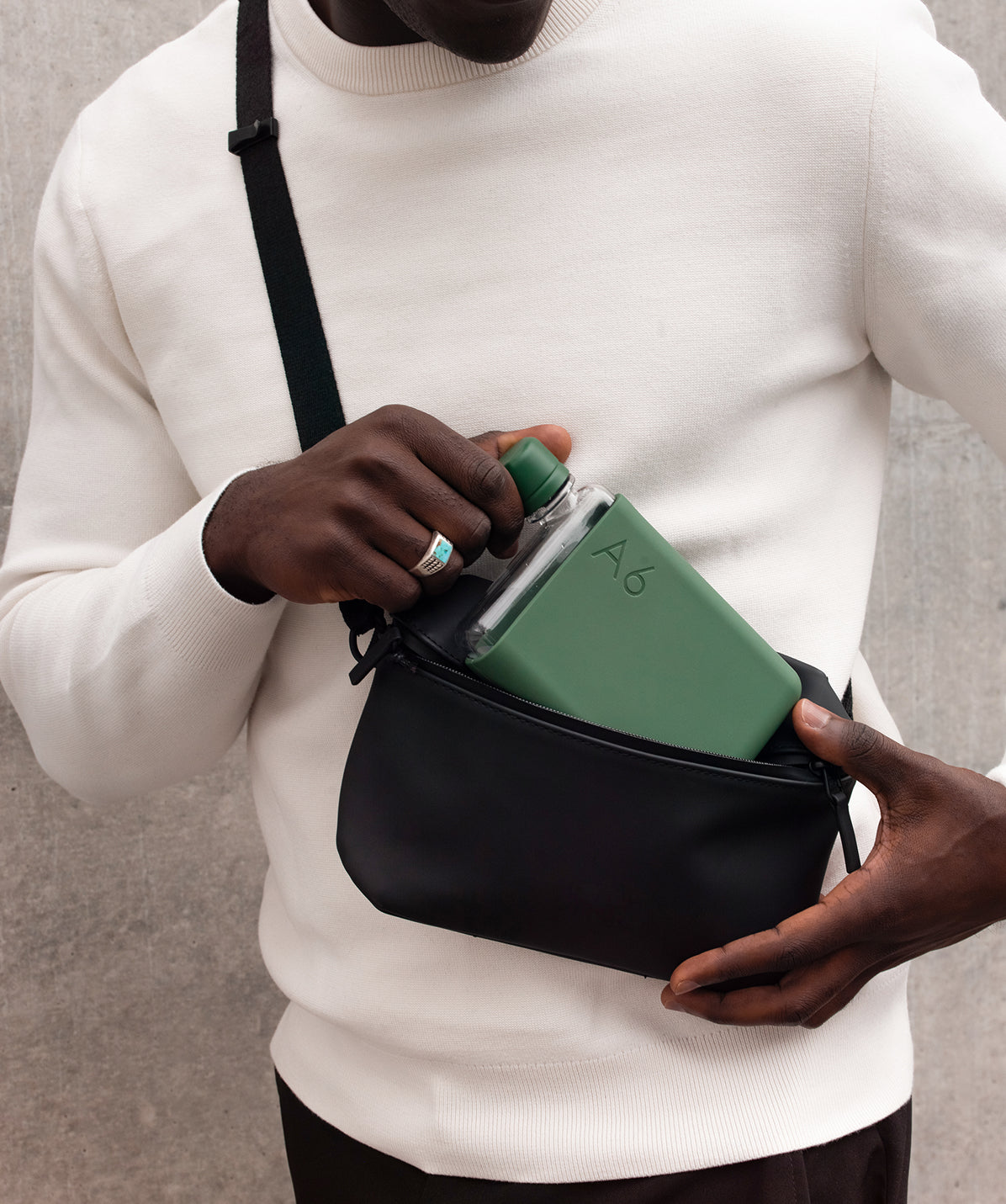 Memobottle A6 verde de 375ml con funda, diseño delgado que cabe sin problemas en un bolso de mano o de viaje.