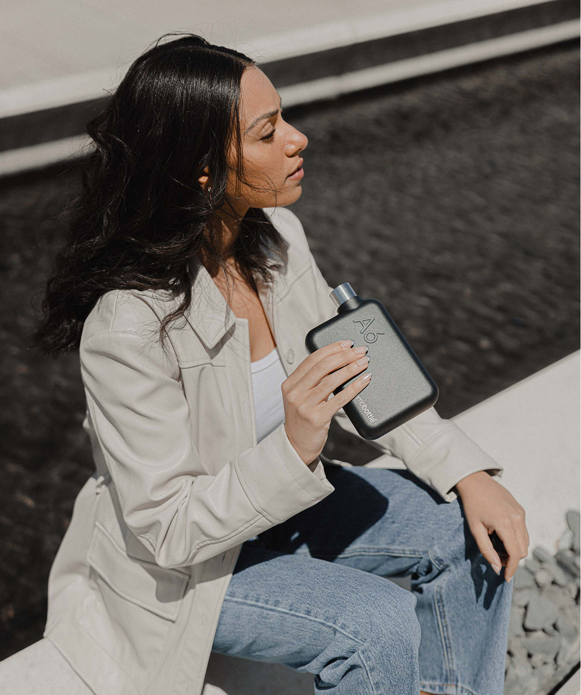 Termo botella Memobottle A6 plana de acero inoxidable, color negro, ideal para viajes y actividades al aire libre.