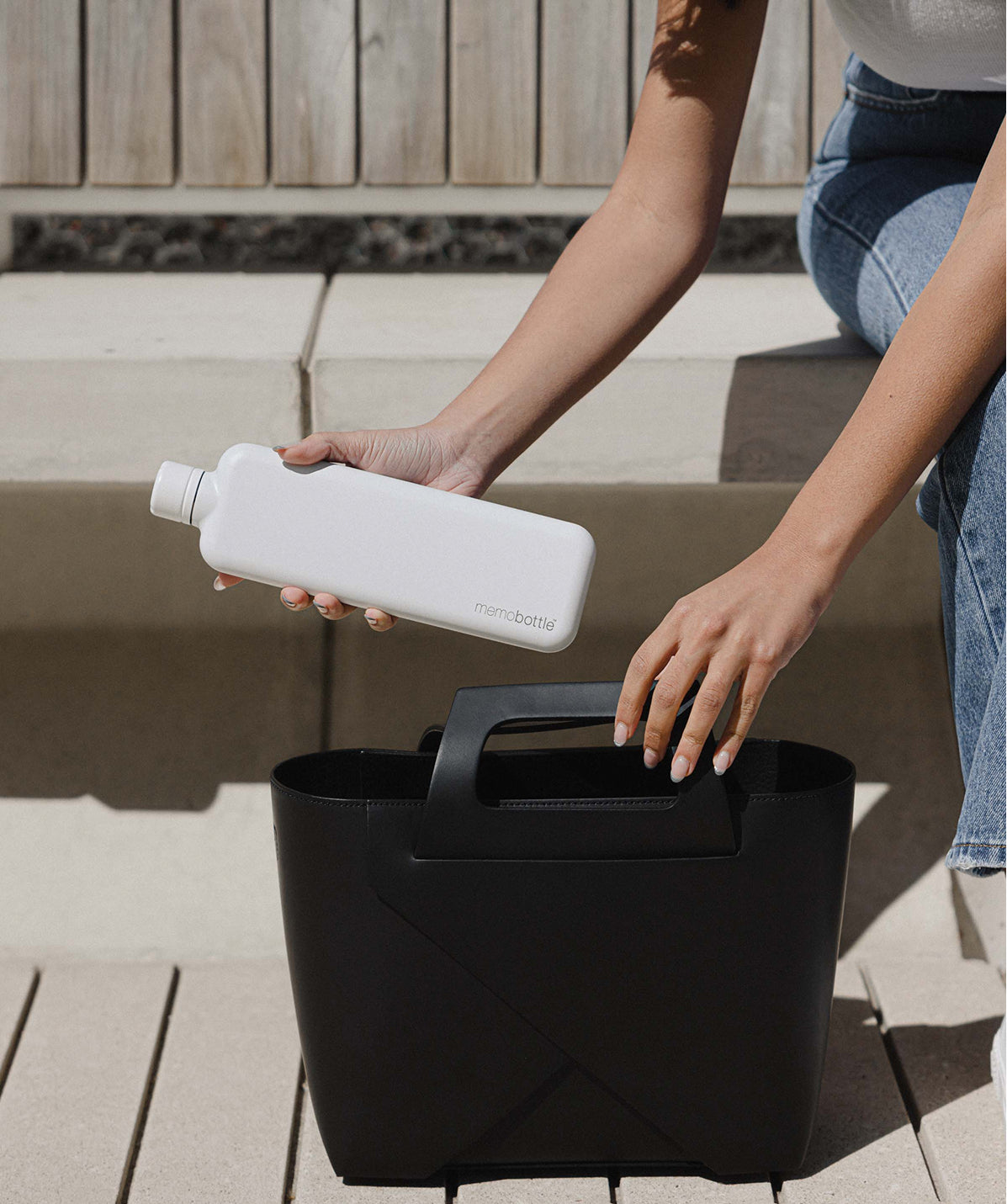 Botella Memobottle Slim blanca de 600ml, tan plana que apenas notas que la llevas en el bolso.