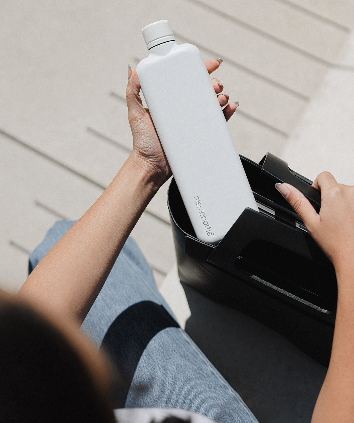 Botella Memobottle Slim de acero inoxidable (600ml), ideal para mantenerse hidratado durante largas jornadas fuera de casa.