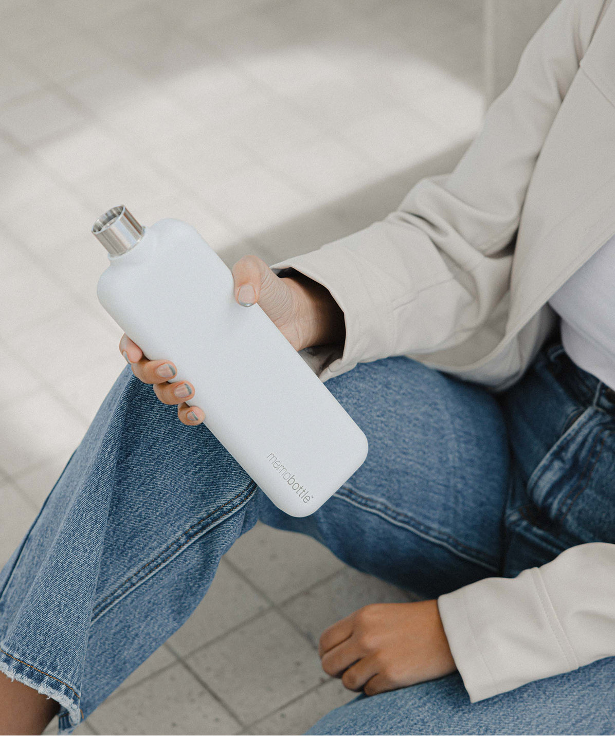 Memobottle Slim de 600ml, su forma plana permite guardarla fácilmente en cualquier bolsillo o bolso pequeño.