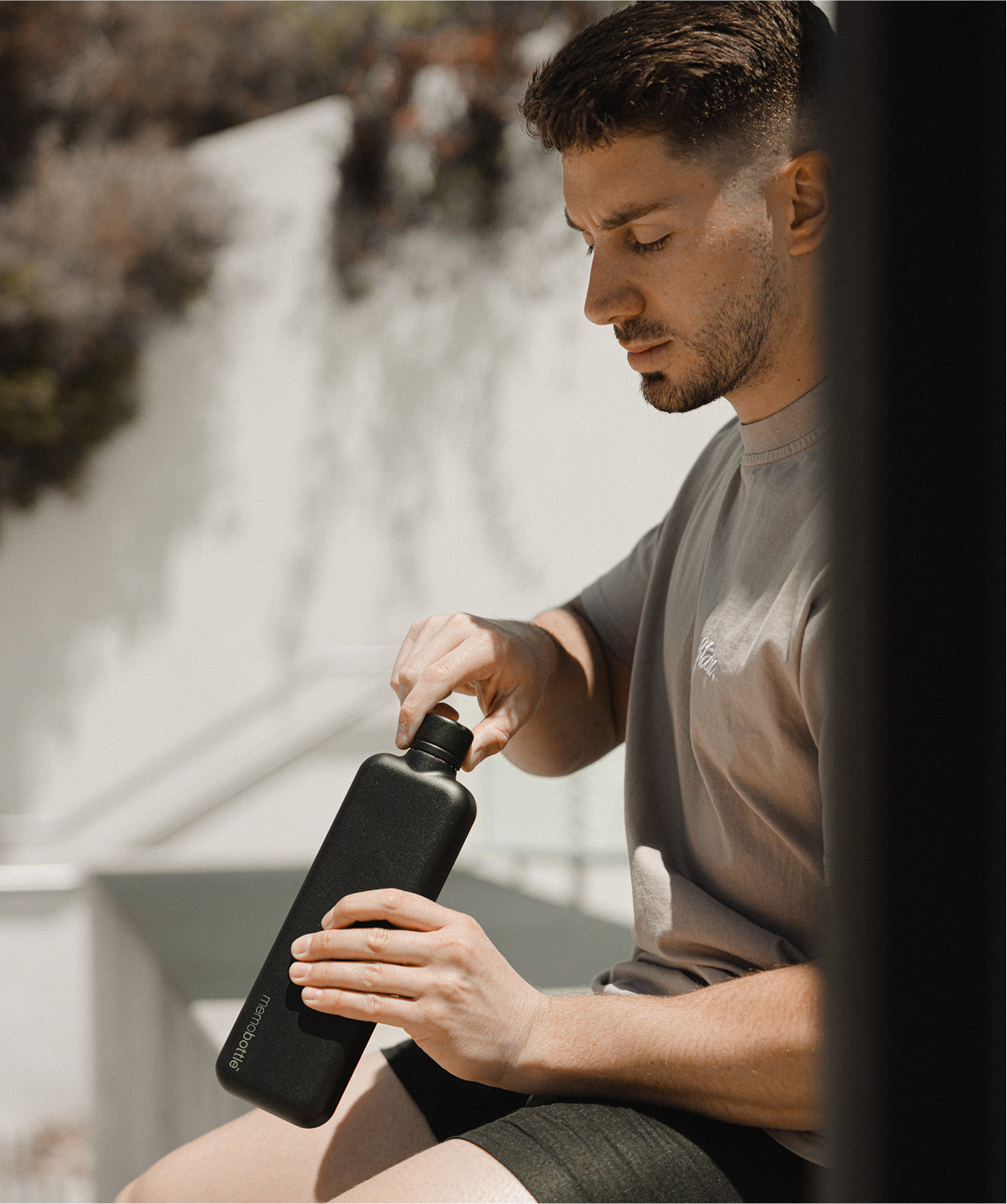 Botella térmica Memobottle Slim negra de 600ml, ideal para llevar en excursiones y mantenerse hidratado al aire libre.