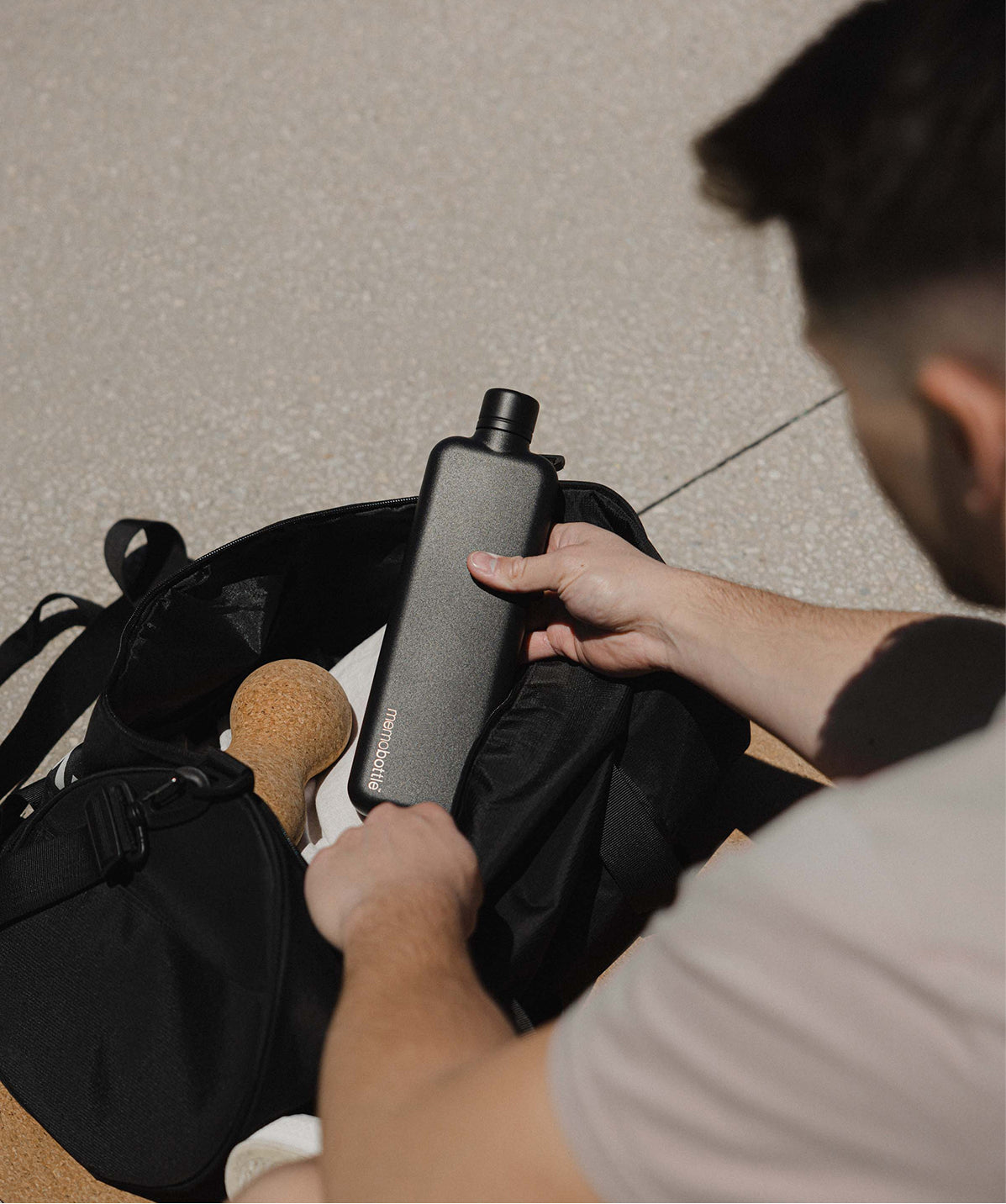 Memobottle Slim negra de 600ml, forma plana perfecta para deslizar en el bolso o mochila sin ocupar espacio.