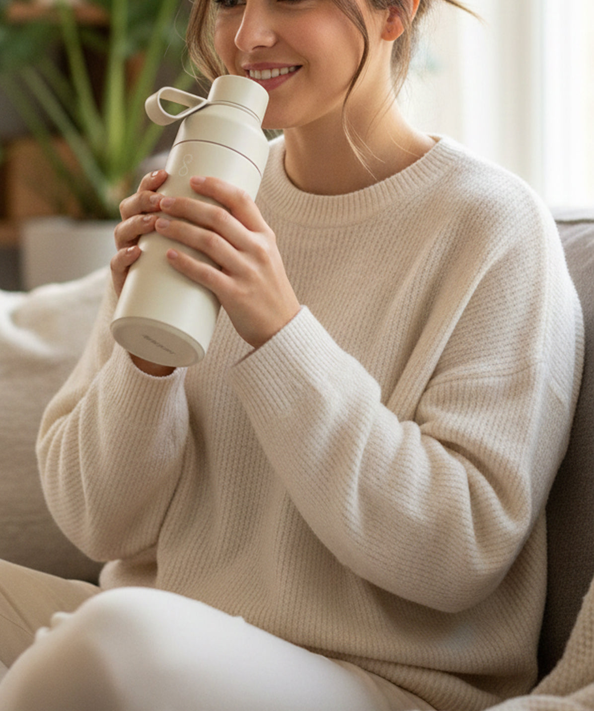 Botella Ocean Bottle Original Sand stone (Arenisca) 500ml de acero inoxidable. Diseño ecológico y sostenible, chica en ropa beige.