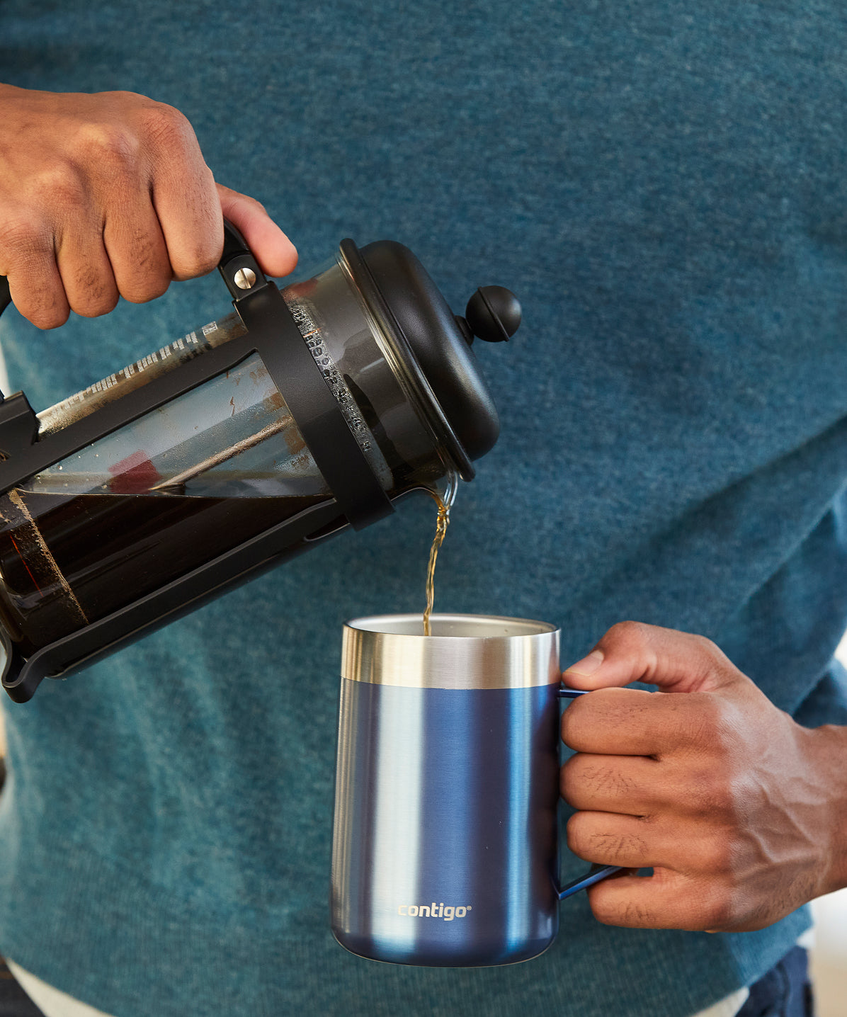 Taza Contigo Streeterville 420ml azul, ideal para café caliente o frío en el escritorio o casa.