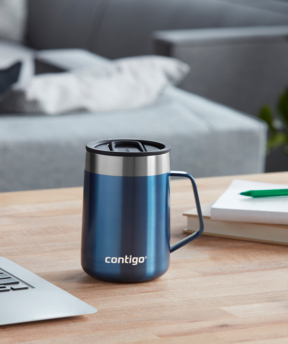 Taza Contigo Streeterville 420ml azul, perfecta para la oficina o el escritorio.