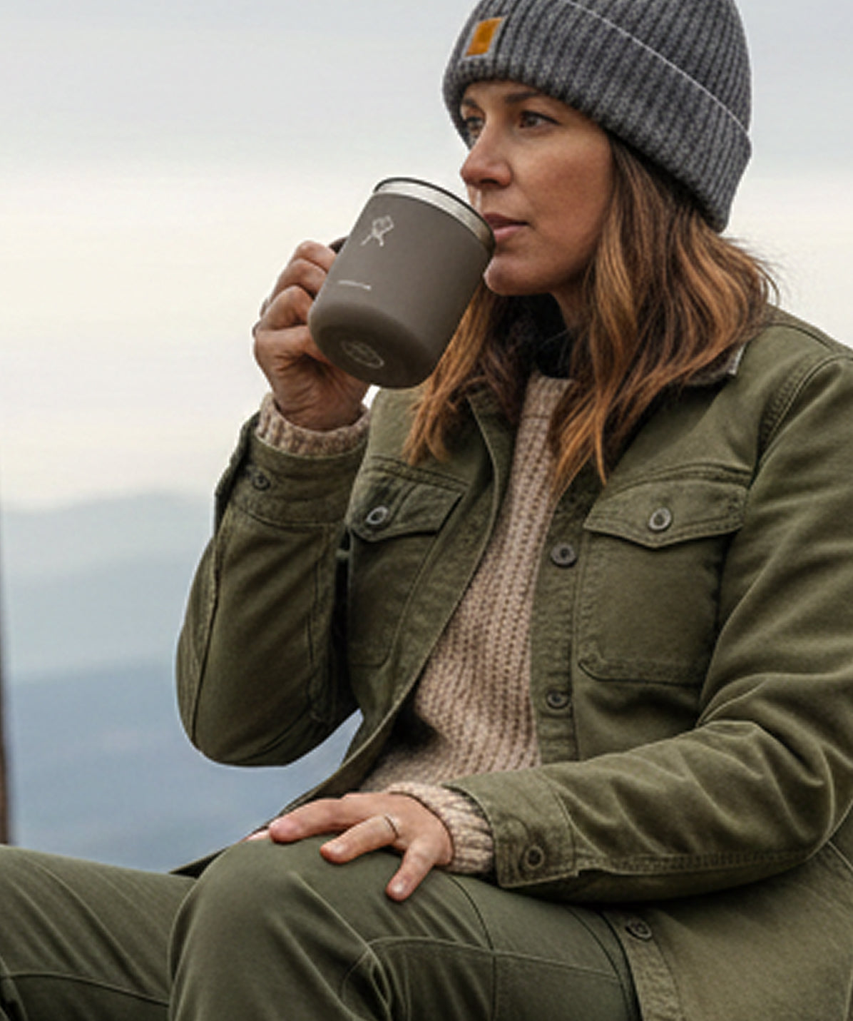 Taza Hydro Flask Mug Sandpiper 12oz (355ml) de acero inoxidable. Diseño con asa, ideal para camping, café o té caliente en exterior.