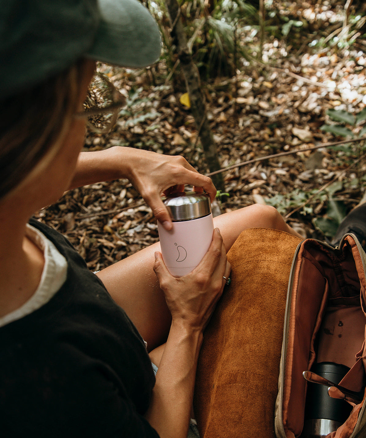Termo de comida sólida Chilly's rosa de 300ml siendo transportado, enfatizando su tamaño ideal para el bolso.