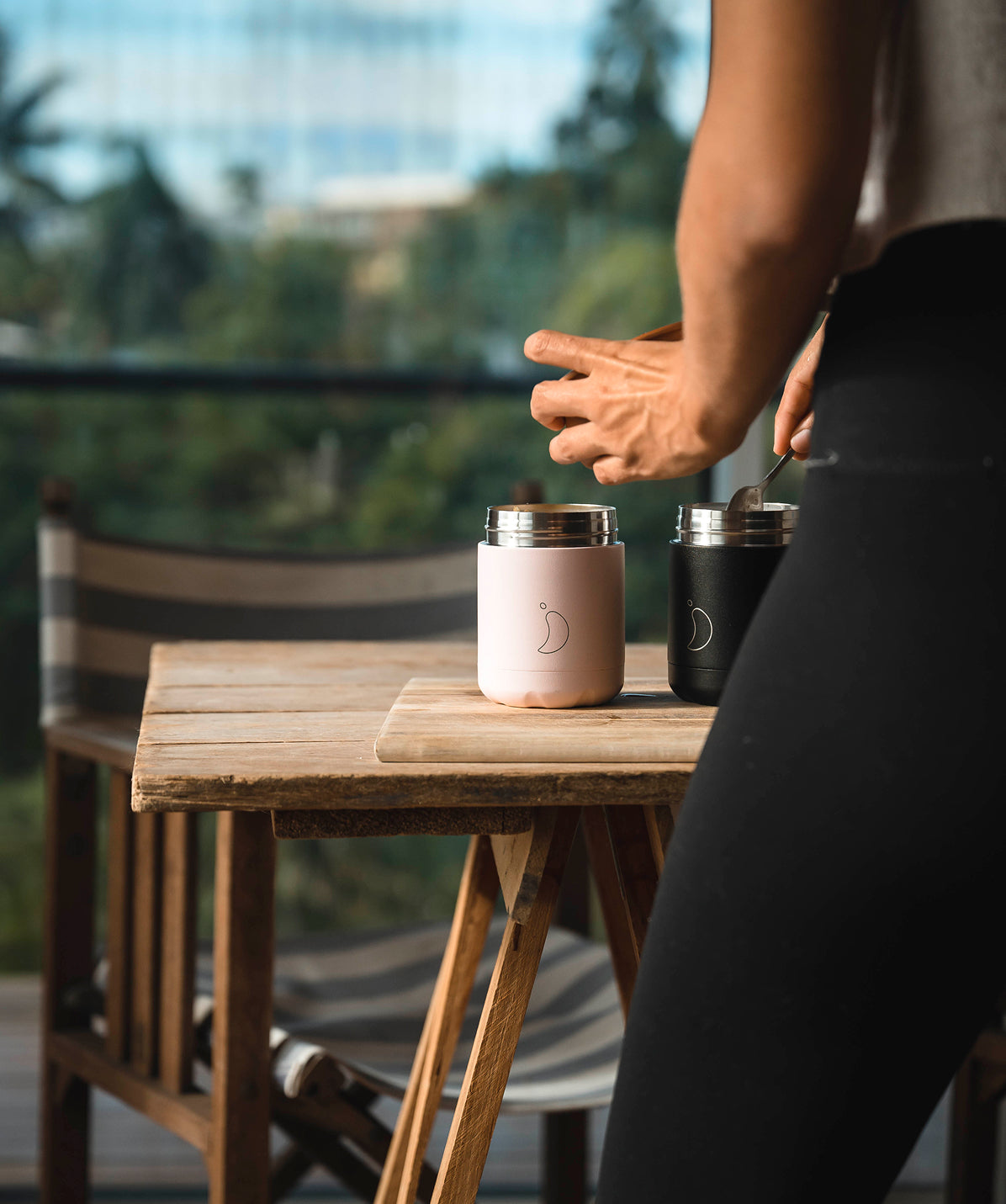 Termo Chilly's rosa de 300ml en un contexto de picnic, ideal para llevar la comida caliente a un parque o excursión.