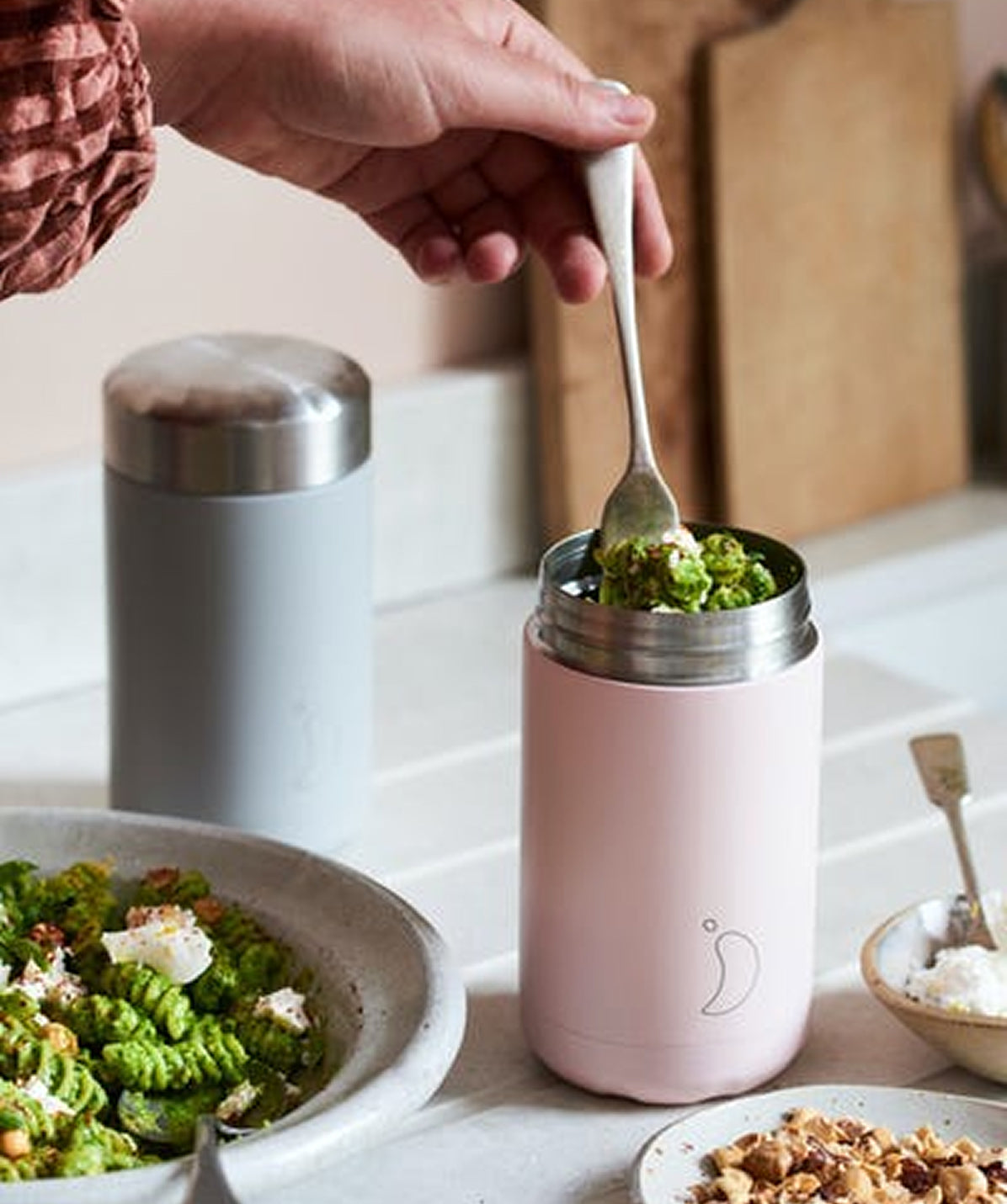 Vista del termo Chilly's rosa abierto, mostrando el amplio interior para almacenar todo tipo de comidas, desde café hasta guisos.