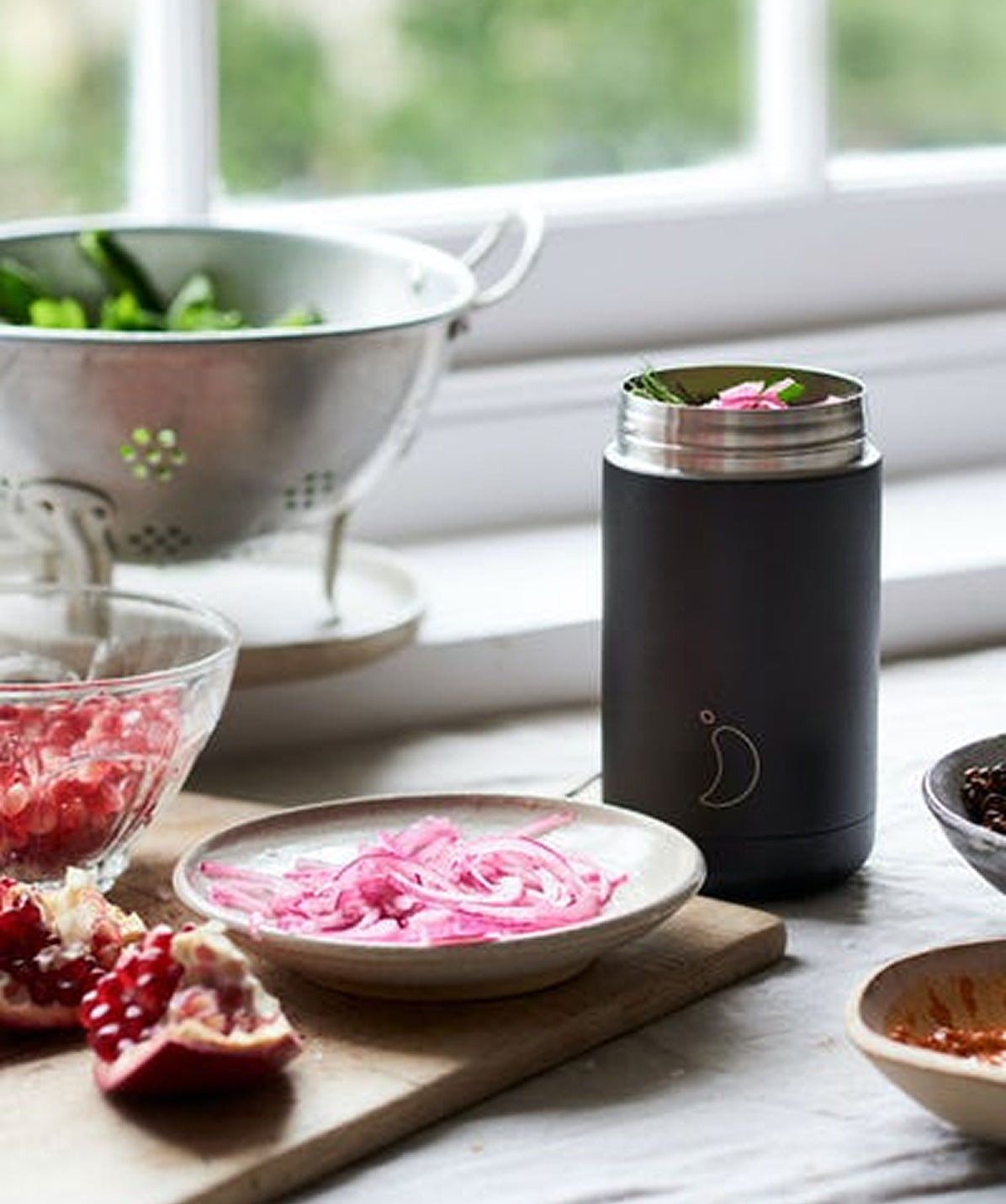 Termo de comida Chilly's negro mate de 500ml en un ambiente de cocina, ideal para almacenar alimentos secos o preparados.