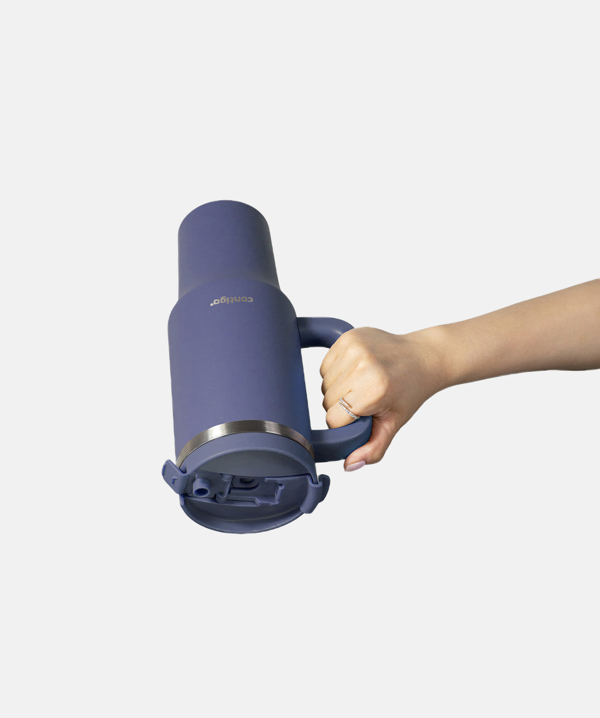 Termo Tumbler Contigo Thermalock 1.2L Indigo (azul), sostenido en la mano, con asa grande para un transporte más cómodo.