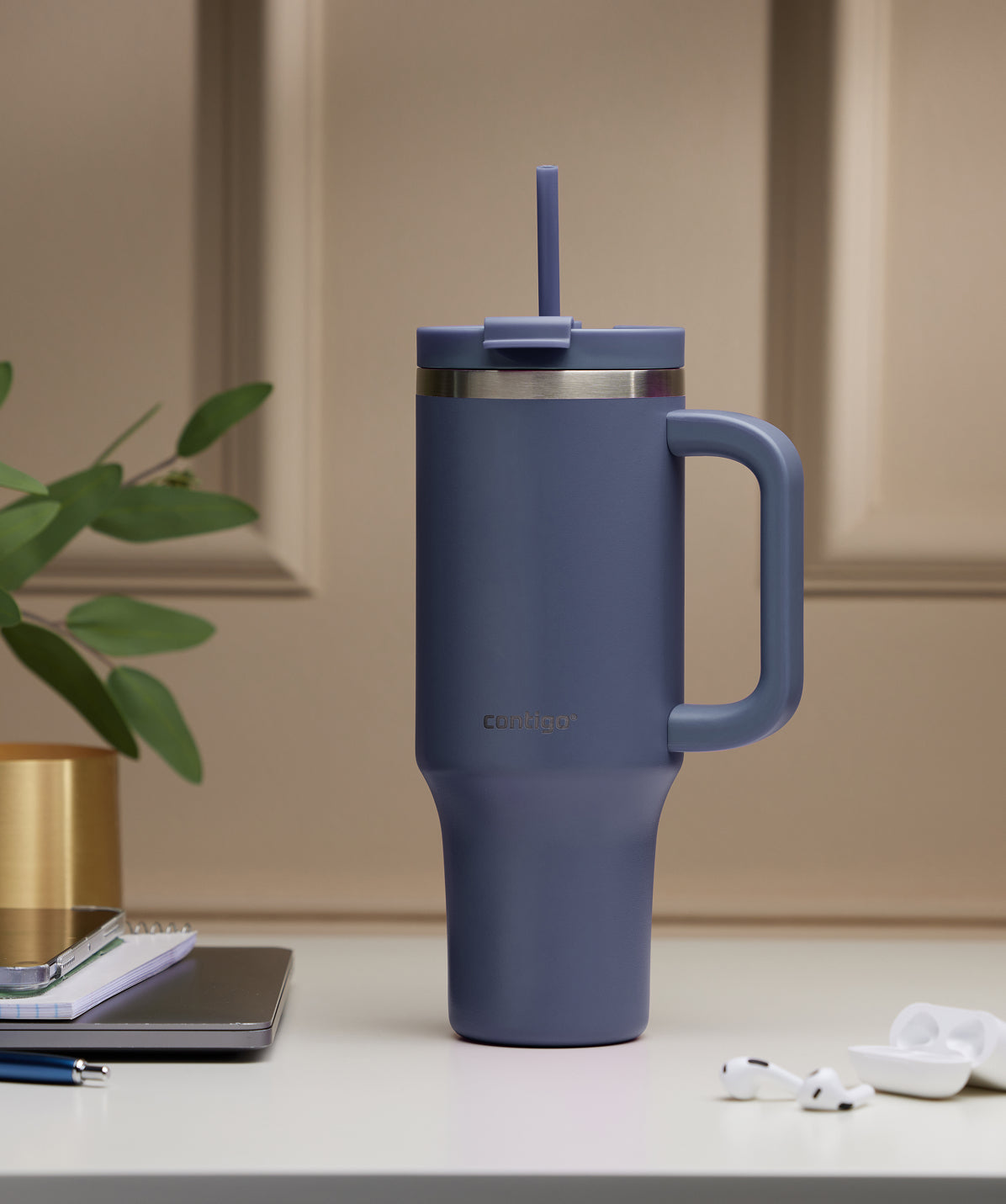 Termo Contigo Thermalock 1.2L Indigo en un portavasos de coche, ideal para mantenerse hidratado todo el día.