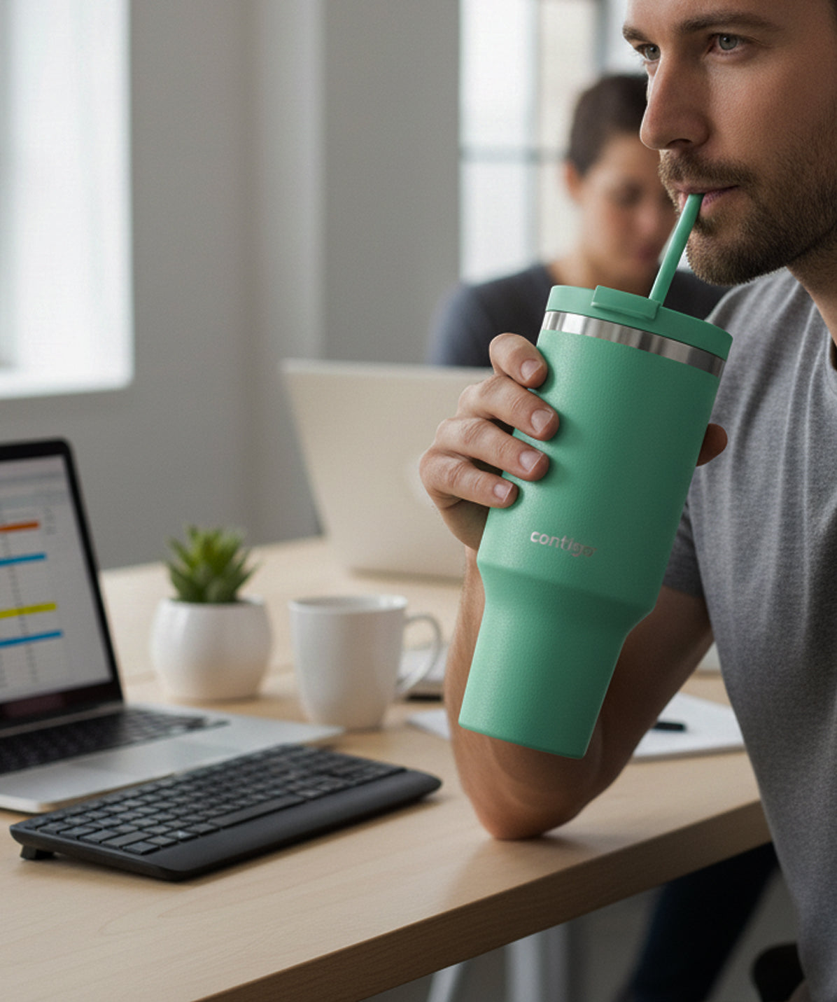 Vaso Térmico Contigo Thermalock Tumbler Reef 1200ml. Vaso grande de acero inoxidable con asa y pajita. Mantiene frío 40h. Ideal para hidratación en la oficina.