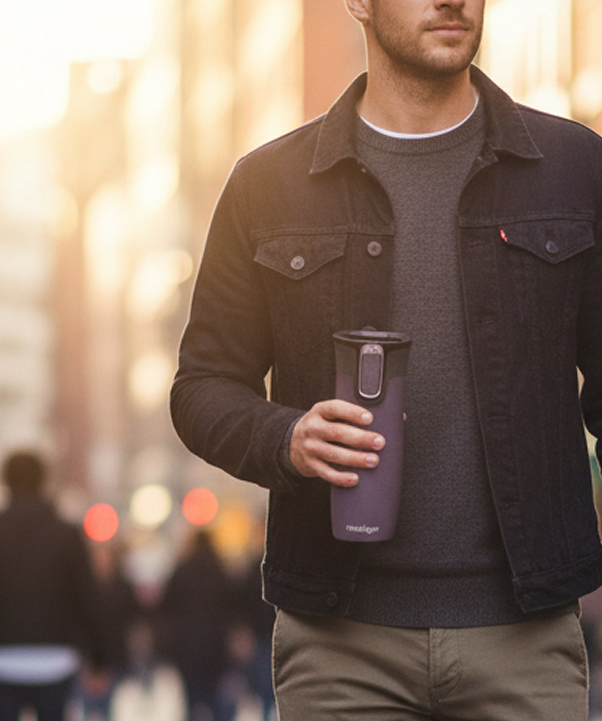 Termo Contigo West Loop 470ml ciruela, vista trasera y botón de seguridad Autoseal.