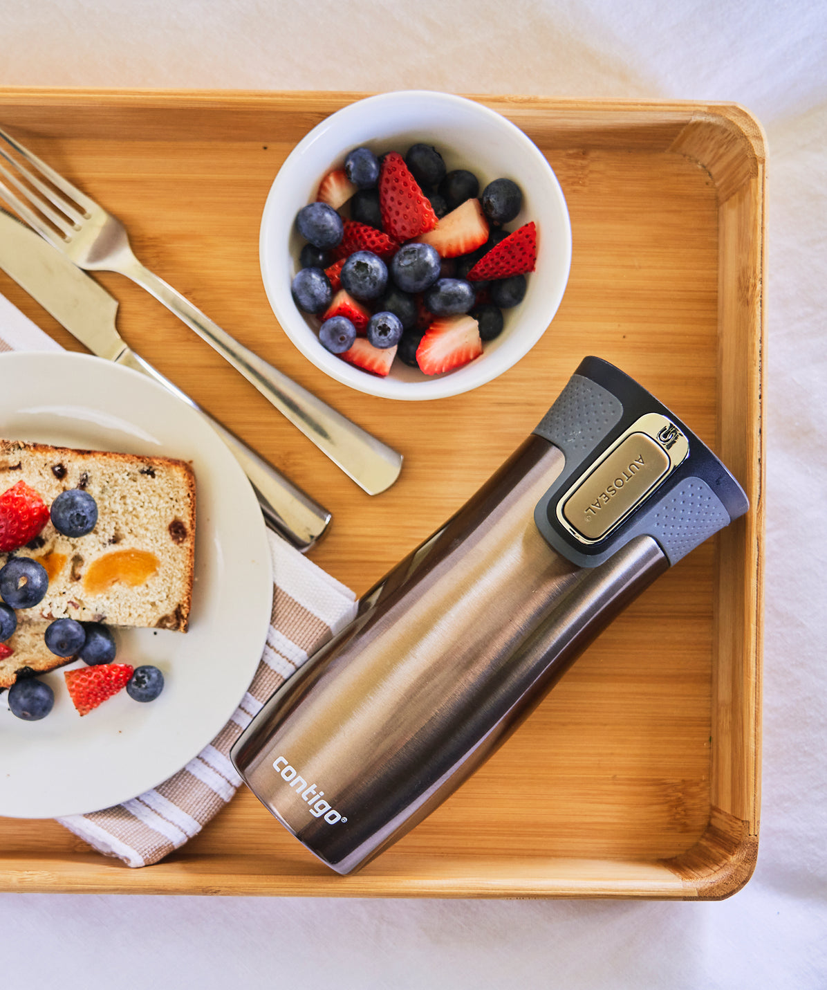 Termo Contigo West Loop 470ml Latte, usado durante el desayuno para el café caliente.