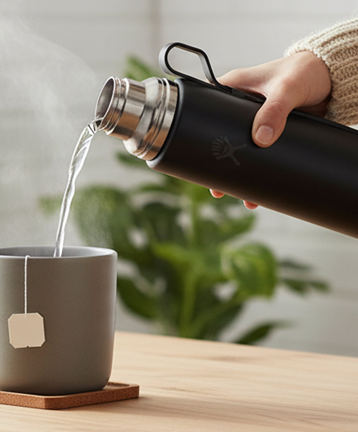 Termo Hydro Flask 36 oz Hot Flask and Cup Negro. Termo de gran capacidad para mantener caliente el té o café en casa.